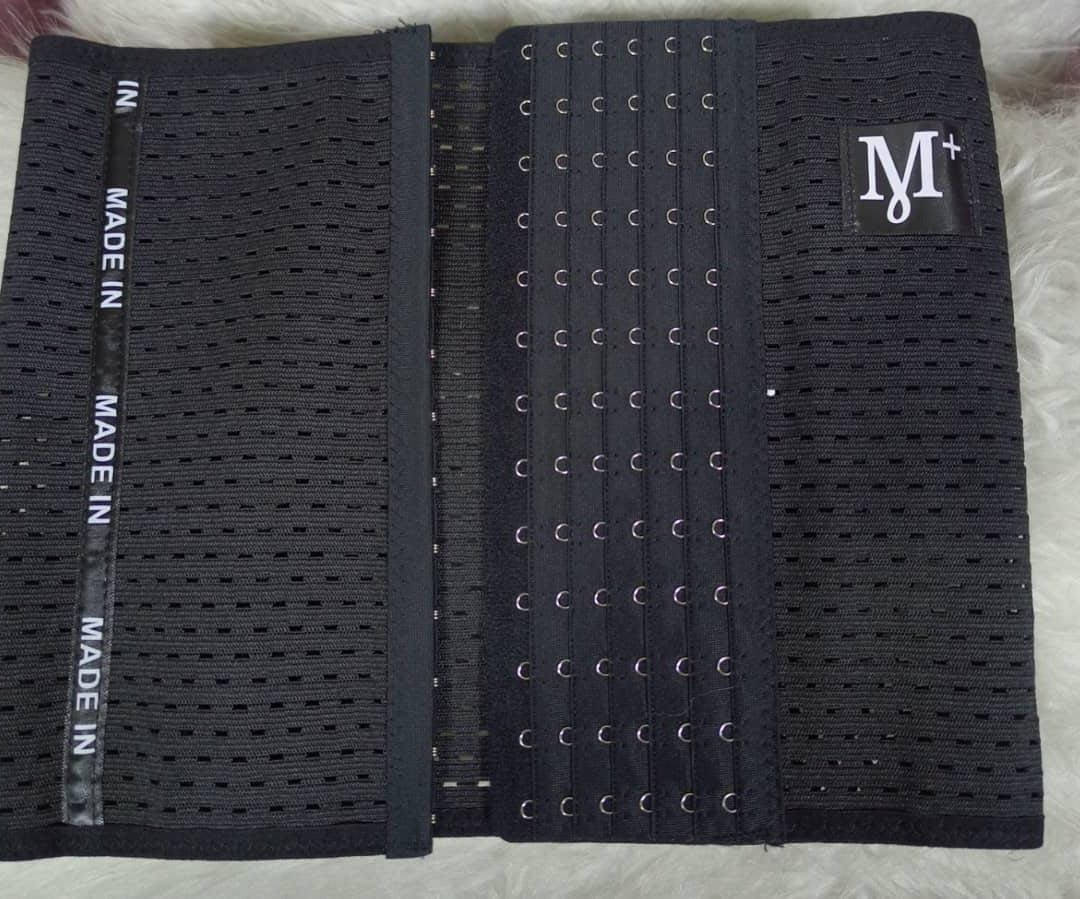 🖤🖤🖤🖤🖤🖤🖤🖤🖤🖤🖤
افضل أنواع المشدات الحرارية اصليه خامه متينه ومرييييحه
يساعد على التخلص من الدهون والشحوم والترهل في منطقة الخصر و البطن بالاضافة لمنطقة الظهر والاكتاف
يساعد على الحصول على جسم منحوت ومشدود في لحظات للمناسبات و الافراح او اثناء الجلوس في المنزل
مشد حراري يساعد علي تقويه النشاط الحراري للجسم المفضل للمشاهير
يساعد على تخفيف الالام الظهر
يقلل من محيط الخصر  بشكل ملحوظ ومبهر كما يخفي الكرش ويبرز الصدر والارداف
مناسب للاستخدام اليومي المنزلي وللنادي الرياضي
يغلق بمشابك صغيرة من الأمام 3 مشابك لسهولة التحكم بالمقاس المطلوب
استخدامه يومي في المنزل والجم ( النادي الرياضي) حيث يساعد على حرق الكالوري والدهون بوقت اقل
يحبذ استخدامه بشكل تدريجي بالنسبة لعدد الساعات حيث تبدء بساعة حتى تصل إلى 4 - 6 ساعات
*الفوائد:*
-يساعد على التعرق وحرق الدهون
-يساعد على نحت وشد الخصر
-يساعد على نحت وشد البطن
يلبس تحت الملابس او اثناء الرياضه
يلبس في البدايه 4 ساعات في اليوم ثم زيادة الساعه تدريجا الى 8 ساعات
لا ينصح بلبسه أثناء النوم
🖤🖤🖤🖤🖤🖤🖤🖤🖤🖤🖤


**إذا كنت صاحب هذا الإعلان وتريد حذفه لأي سبب، رجاءا أرسل رسالة إلى الدعم الفني**