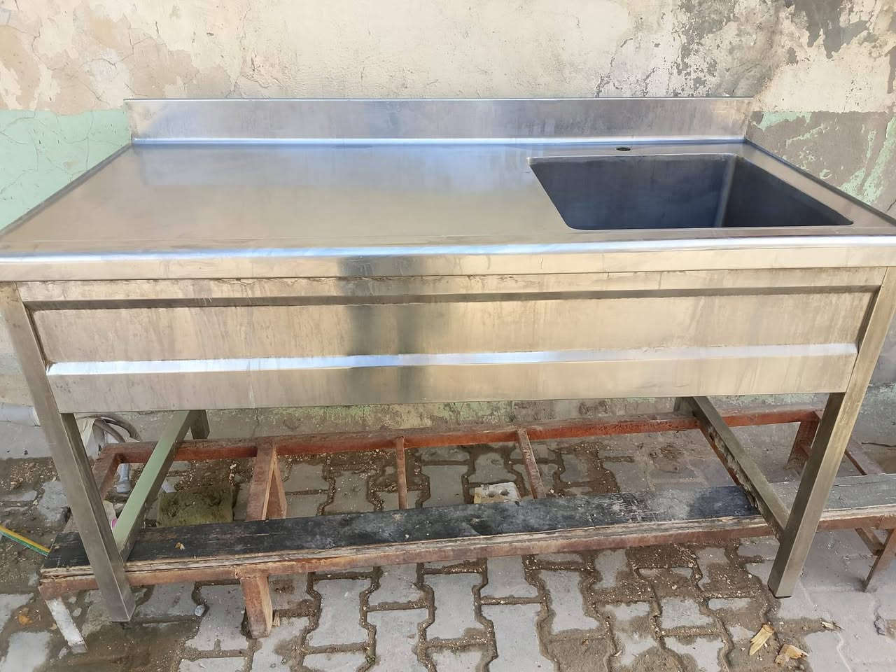 للبيع السعر 250 القياسات 150×71 العنوان النجف رقم الهاتف ***********
