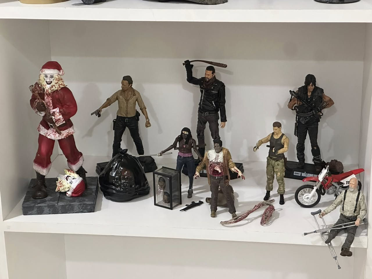 The walking dead 

المجموعة كاملة ب ١٠٠ الف واذا تريد المجسم الاحمر وياها تصير ب ١٧٠ الف


**إذا كنت صاحب هذا الإعلان وتريد حذفه لأي سبب، رجاءا أرسل رسالة إلى الدعم الفني**