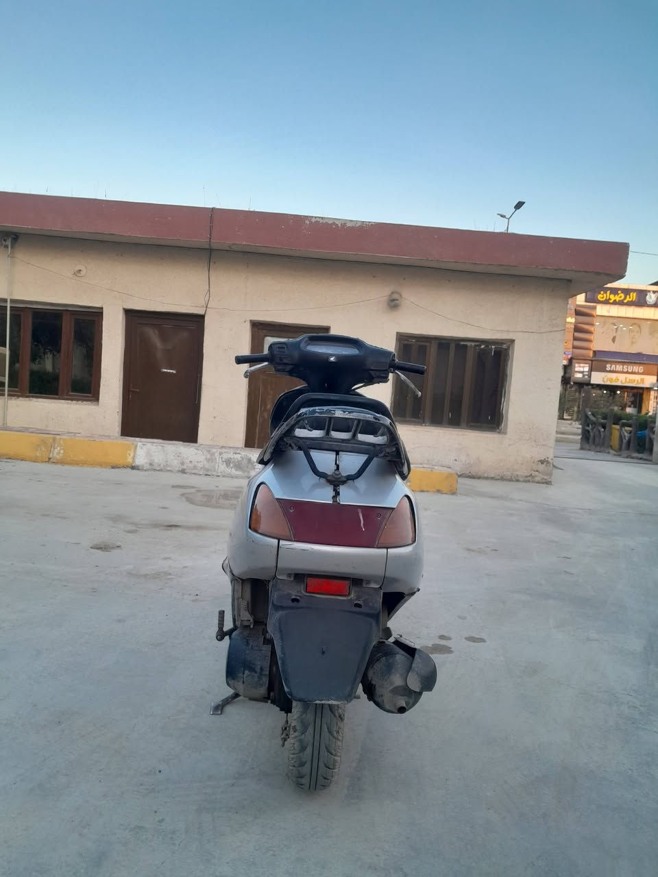 السلام عليكم دراجة هونده سبيسي ياباني بلاد سرعة ١٠٠ مكينة ناعمه خير من الله نكره سلف وهندر كهربائيات كله شغاله شلعه ومعدل تخم تاير جديد استاند وصطي استاند صفحه السعر ٣٥٠ بيه شويه مجال الاتصال ***********
