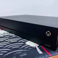 للبيع XBOX ONE X جهاز نضيف مابي اي مشاكل كامل الملحقات كيبلات كامله  ب...