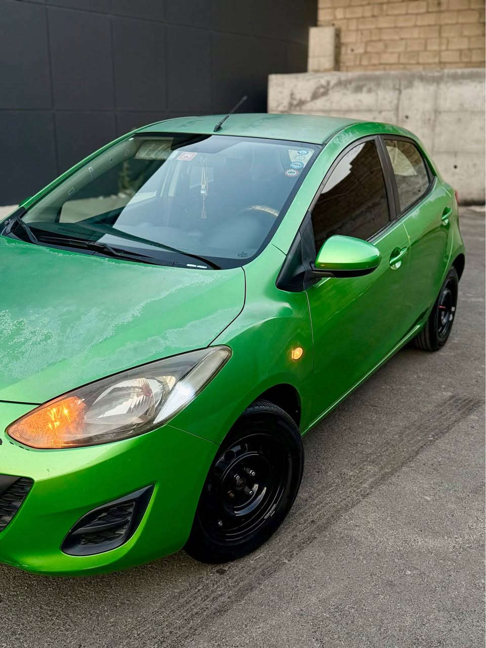 فرۆشتنی ئۆتۆمبێل: Mazda 2  
 مواسەفات: فول مواسەفات ( ناو فۆرمیکا ).
 باری گشتی: بێ بۆیاخ، تەنها پەڵەیە ساردی هەیە.
 مەکینە و گێڕ: بە شەرت، یەک دینار مەسرفی تێدا نییە و زۆر خاوێنە.
 کێلومەتر: ١٧٦ هەزار ڕۆشتووە.
 تایە: چوار تایەی لۆکی لە ژێرە.
 سەنەوی: تازەیە تا ساڵی ٢٠٣١.
 زانیاری تر: ئۆتۆمبێلەکە بە ناوی خۆمەوەیە.
نرخ: ٧٨ وەرەقە (کەمێک مەجالی تیایە ).
بۆ زانیاری زیاتر و بینینی ئۆتۆمبێلەکە پەیوەندی بکەن بەم ژمارەیەوە:
📞 *********** السليمانية, العراق
