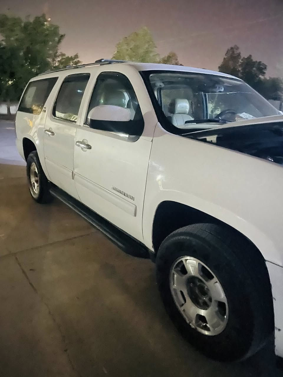 سلام عليكم تاهو مديل 2008 خليجي لونها سلفري مصبوغه ابيض اجرا رقم بغداد خطها بصره كربلاء بيها بابين مبدل اثر خياس باب الصدر وباب سائق وبيها ونه بل اكسل خفيفه كير مكينه حداديه جديد تخم تاير جديد  راعيها جيراني عنواني بصره معقل رقم الهاتف *********** سعر 153
