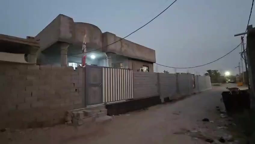 سلام عليكم أخوان بيت للبيع  عنوانه البصره گرمه علي السده العاليه مع قطعة أرض مساحته350 بناء البيت بلوك ومساحه البناء 250 متكون البناء من 3 غرف طول كل غرفه5 متر وعرض كل غرفه 4 متر معه مطبخ طوله 5متر  والعرض4 متر. ديوانيه طول 6 وربع متر والعرض 4 متر  الهول طوله 8 ونص متر والعرض 5.كليدور 2 متر والعرض 2 متر كلشي متوفر بي بيتونه كامله وارش كامل مجاري كهرباء ماي كله متوفر وجاهز صحيات داخليه وخارجيه سياج بلوك داير ع البيت والقطعه البيت كامل من كلشي ونقص 3 اشياء فقط 1.محجر الدرج 2.سقف ثانوي 3 الطارمه بدون سيراميك بس صبابه والسعر خاص 🤍***********
