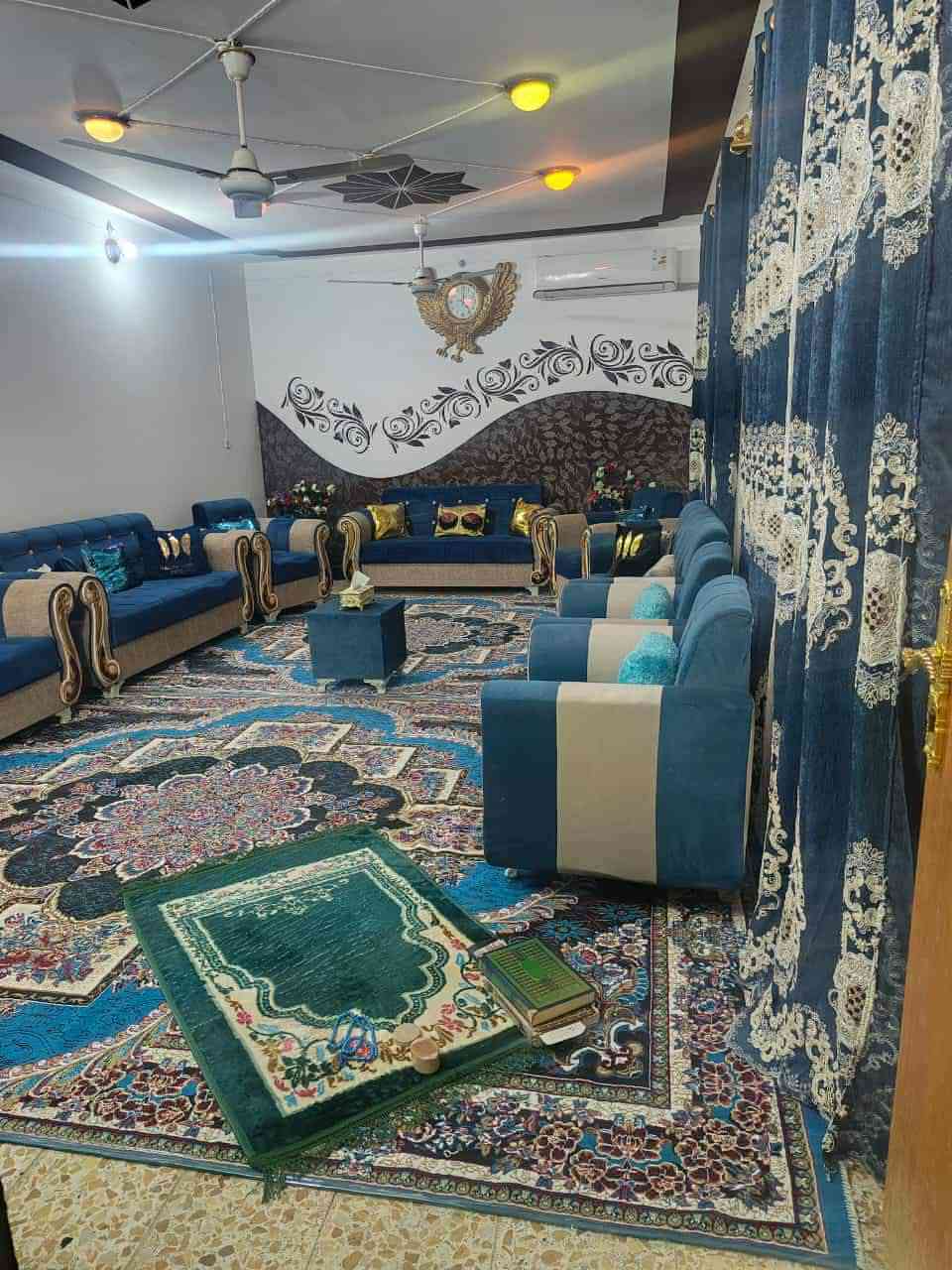 دار ٢٥٠م طابو زراعي سند ٢٥ مسجل وبي معامله تطويب وقرار محكمه البيت كونكريت مسلح سكف والارضيه صب مسلح يحتوي على غرفتين وصاله ومطبخ وستقبال وصحيات وحديقه وكراج وغرفه طابق ثاني البيت في ابو صخير نهايه شارع المحكمه بيت مرتب ونظيف والسعر مناسب السعر ٨٨وبي مجال للشراي 
اي استفسار مراجعه مكتب فاهم للعقارات ***********
