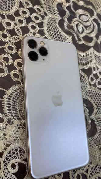 ايفون 11 برو ماكس ذاكره 256 بطاريه 75 جهاز نضيف كله شغل مبدل شاشه 3 خيارات سعر 250 الف مكاني بغداد ***********
