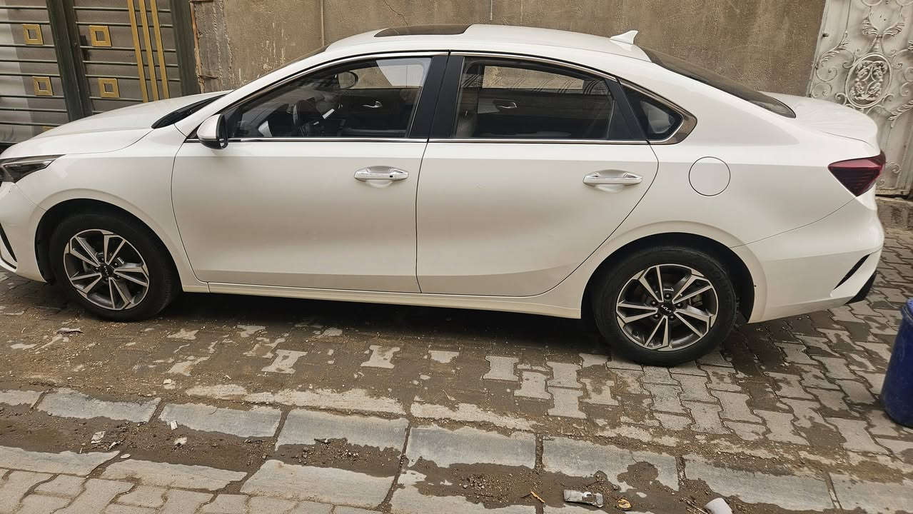 السلام عليكم
كيا k3 2022 رقم أربيل بأسمي 
محرك 1500cc دوش
كير محرك مكفول
تبريد ثلج 
ماشية ٣٦ فقط
كفالة عامة من كلشي عدا رصعات خفيفة جدا 
 مواصفات  قطعتين تبريد كشنات جلد فول تحكم استيرن فتحة سقف شحن وايرلس وبعد بيهه عدة مواصفات 
السعر 130 ورقة وبيهه مجال بسيط 
مكاني بغداد 
***********
