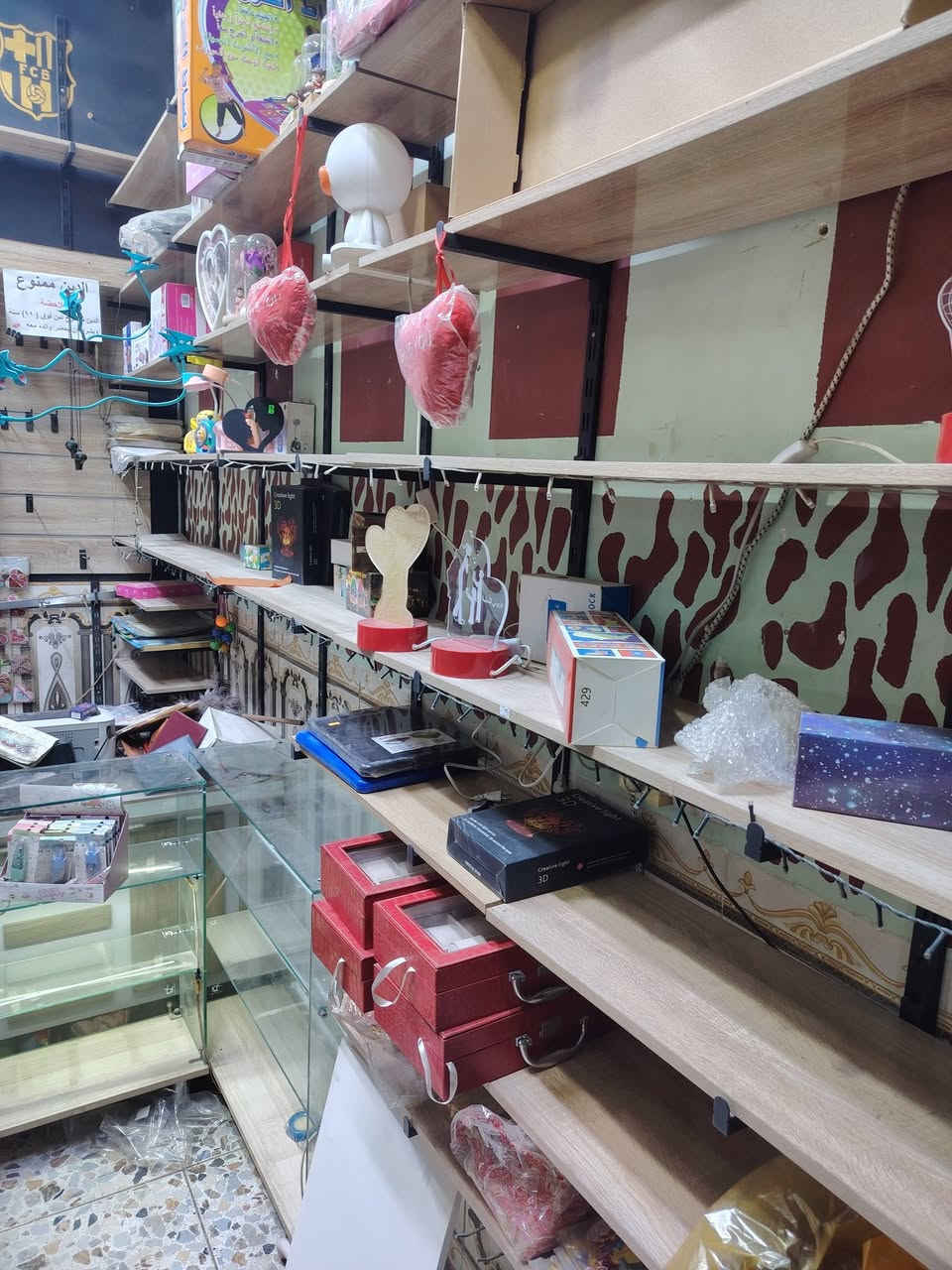 سلام عليكم لبيع  عندي  ميز مكتبي نضيف كلش رفوف نضاف كلش  وفاترينات عدد ٣ نضاف لا فطر ولا شخوط  وميز جداري ثقيل  مستعجل علئ بيعتهن مكاني بغداد الثعالبه مجاور سوق الثعالبه قيمهن وخذهن بلي يرضي الله ***********
