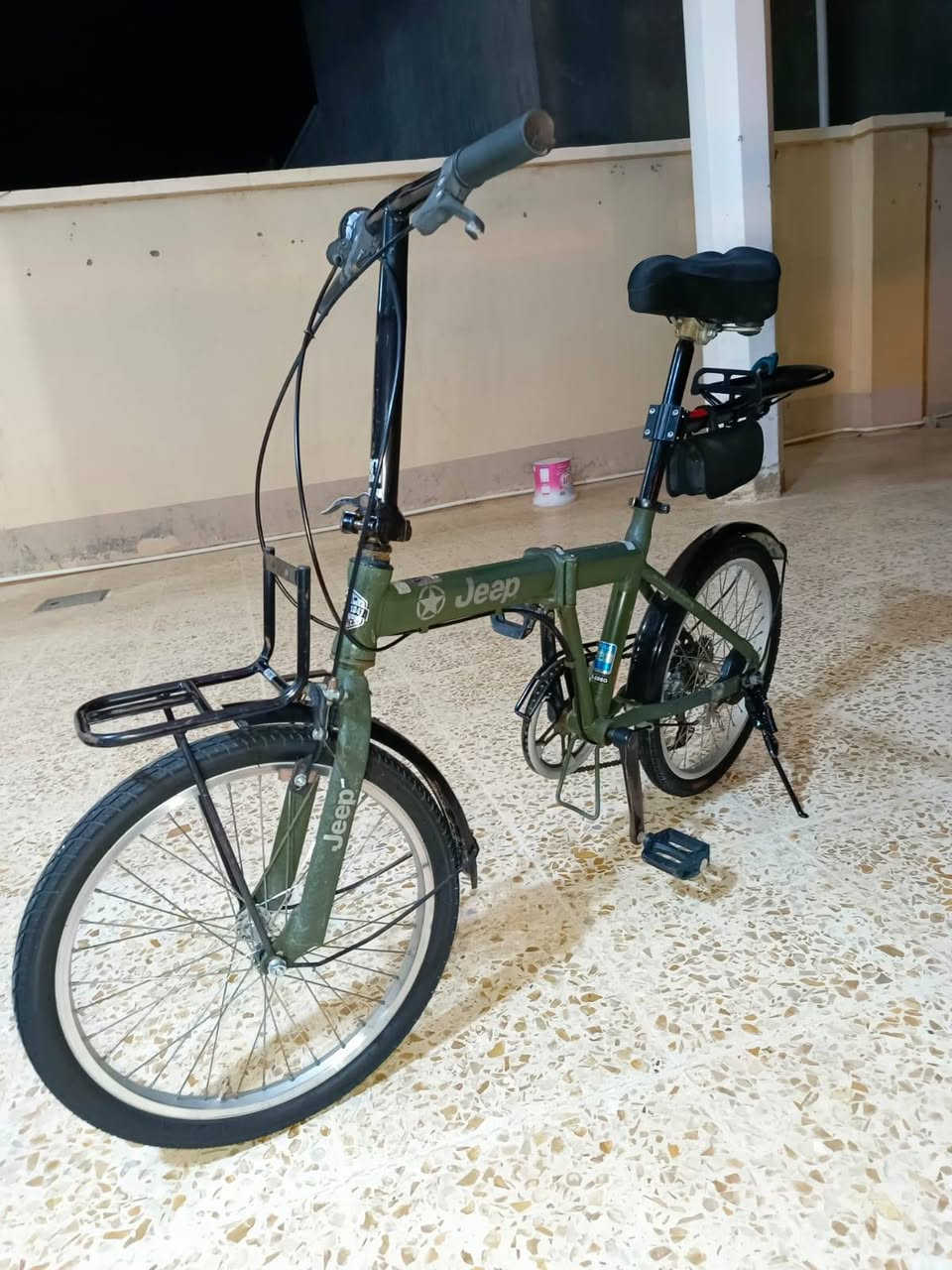 للبيع بايسكل jeep .باله حجم 20 .لون زيتوني .نضيف ومرتب مثل ما موضح بالصوّر كلشي مايعوزه .لشه نضيفه .صبغ بلادي تواير مبدله جديده .وياله عدله .بريكات شغاله .مكينه شيمانو ٦ نمر شغاله .للبيع ويا الجنطه مال عده الي بالسوبايه الخلفيه. جنطه كامله من (بمب ,ودرنفيسات ,والنكيات ,ولقم, وسبانات ثنين, ومفتاح مال تاير ,ورگع مال بنچر ) .اذا ويا الجنطه والقفل ب ١٢٥ قفل. وبدون الجنطه والقفل ب ١٢٠ وبي مجال قليل للشراي  .الشراي يجي خاص او يخابرني ***********  ( من رخصة الادمن )
