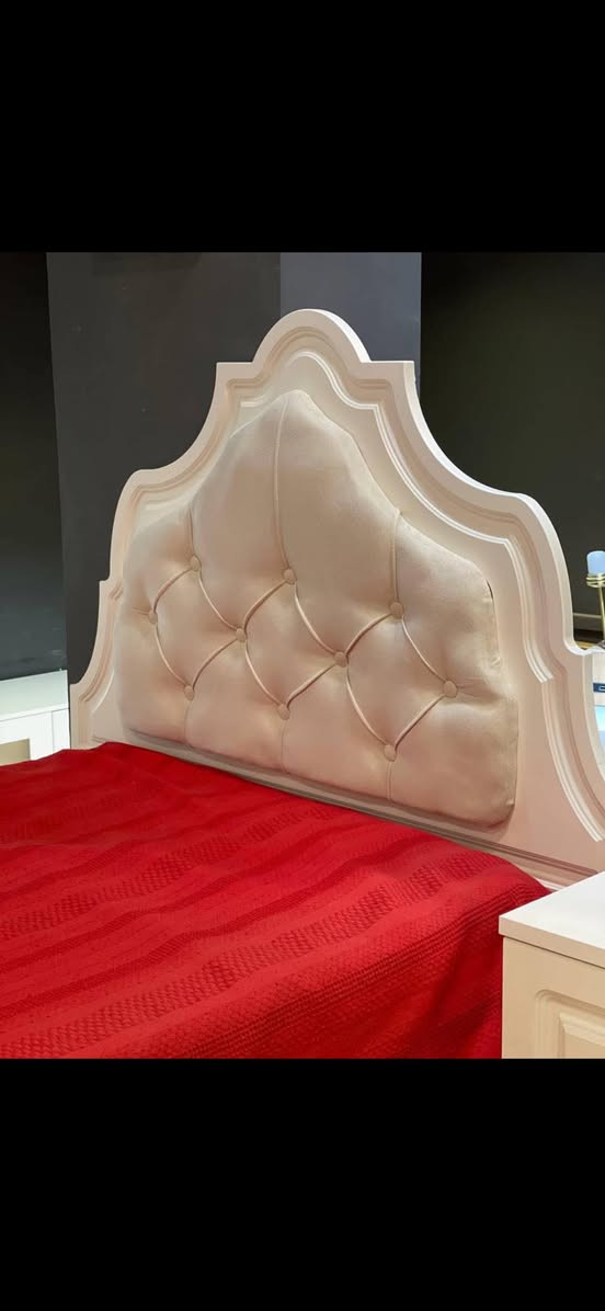 غرفة بناتيه نفر واحد 
جربايه بيهـا ضرر بسيط تاج مكسور تكدر ضبطها بخشبايه باقي جربايه نظيفه 
ميز وتواليت ثلاث مجارير
ميز اربع مجارير
كومدي جربايه مجر واحد كامل بي اربع رجلينات نظيف جداً
كنتور اربع بوب موجودات المرايه مال بابين بس اني شايلتهم وموجودات تكدر ترجعهن ويرجع نظيف جداً
سعرهـا 450 بس والله مشتريتها بـ700
الشد والنقل عليكم فضلاً وليس امراً العنوان بغداد الكاظميه اჂ̤ استفسار خاص عيوني


**إذا كنت صاحب هذا الإعلان وتريد حذفه لأي سبب، رجاءا أرسل رسالة إلى الدعم الفني**