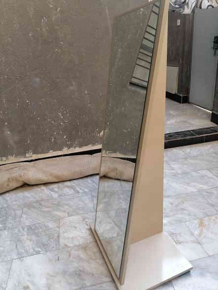 السلام عليكم مرايه البيع الرتفاع متر و٤٠ والعرض ٥٠ السعر ٢٠ وبيها مجال ناصريه مركز ***********
