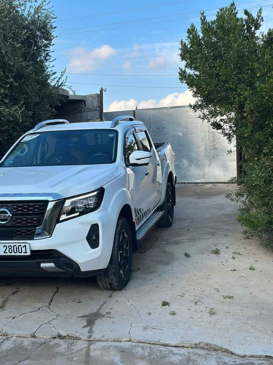 السلام عليكم 
للبيع فقط 
نيسان نافارا 2024خليجي شركه السور 
ضمان السور وبعدها بالضمان
ماشيه 20الف حقيقي 
 
فول مواصفات
4X4 دفع رباعي السياره
شاشه كبيره ونضام ابل كار بلي واندوريد اواتو 
كامرات امامي وخلفيه ومحيطيه وجانبيه 360 
حساسات امامي خلفي 
مري شفط ونضام ترحيب 
لد نهاري ولد ليلي كشاف ضباب امامي 
لايت أربع عدسات 
تحكمات ستيرن كروز تثبيت سرعه 
The engine Desil
محرك بسعه 2500ccتوين تيربو  بكير أوتوماتيك 9نمر 
السياره كفاله عامه من الدعاميه للدعاميه مكفوله من البارد والتبديل 
مكان السياره بغداد حي الجامعه او صلاح الدين بلد 
***********
265السعر بغداد, العراق
