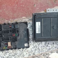 اخوان قاعدة فيوزات وعقل نافارا حر بحالة جيدة وعلى الفحص رايد هن 200دين...