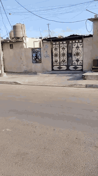 السلام عليكم.    بيت تجاوز للبيع  مع المحل  دور نواب الظباط  المساحه 250  اربع غرف وصاله وستقبال ومطبخ وصحيات    الاتصال برقم. ***********
