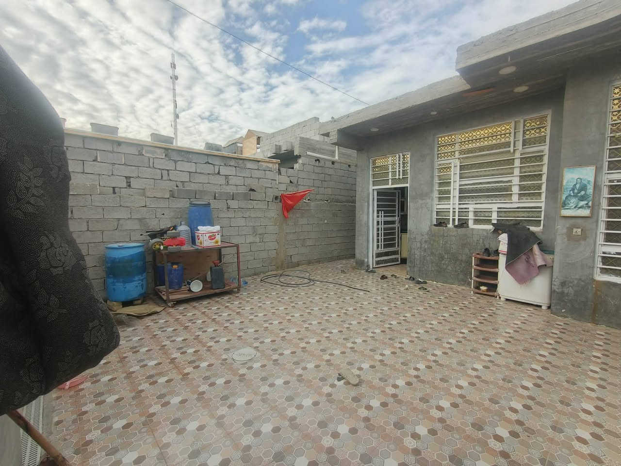 السلام عليكم مكلف بلنشر 
يوجد دار للبيع في حي ذويب الثاني 
مع الأثاث 
المساحه 300 متر 
البناء طابوق جمهوري 
استقبال 8×4 
هول 4×7 
غرفتين 5×4 
مطبخ 6×4 
صاله 4×5 
كراج 9×7 
الأستفسار اكثر على الرقم ‏‪***********‬‏
