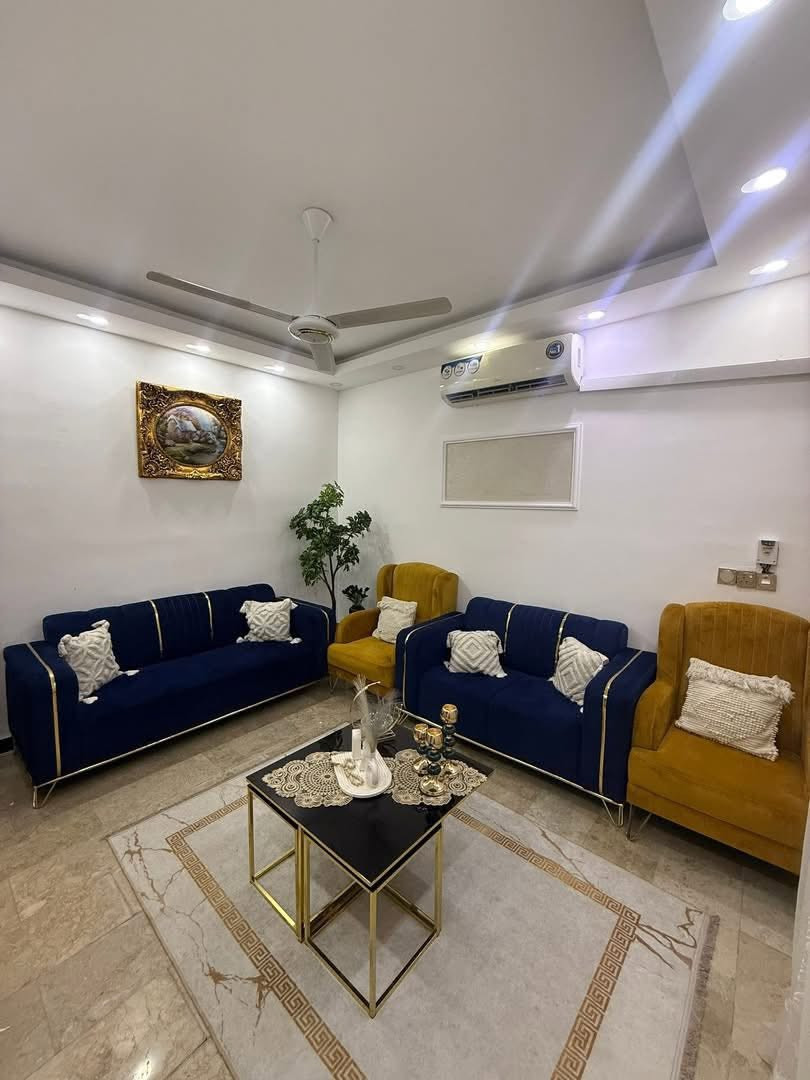 بيت للبيع مساطحة ساحة الحمزة قرب مستشفى الولادة الحبيبية  65 متر 6.5 *10 بناء حديث الموقع جيد قريب على الشارع 

الطابق الأرضي / يحتوي مدخلين ستقبال + مطبخ بارد + هول حولي + مطبخ حار + منور + صحيات

الطابق الأول / يحتوي على غرفتين منام + صحيات 
الطابق الثاني / يحتوي على بيتونة كبيرة + سطح 

ارضية الطابق الأول مرمر
ارضية الطابق الثاني بورسلين 
***********
