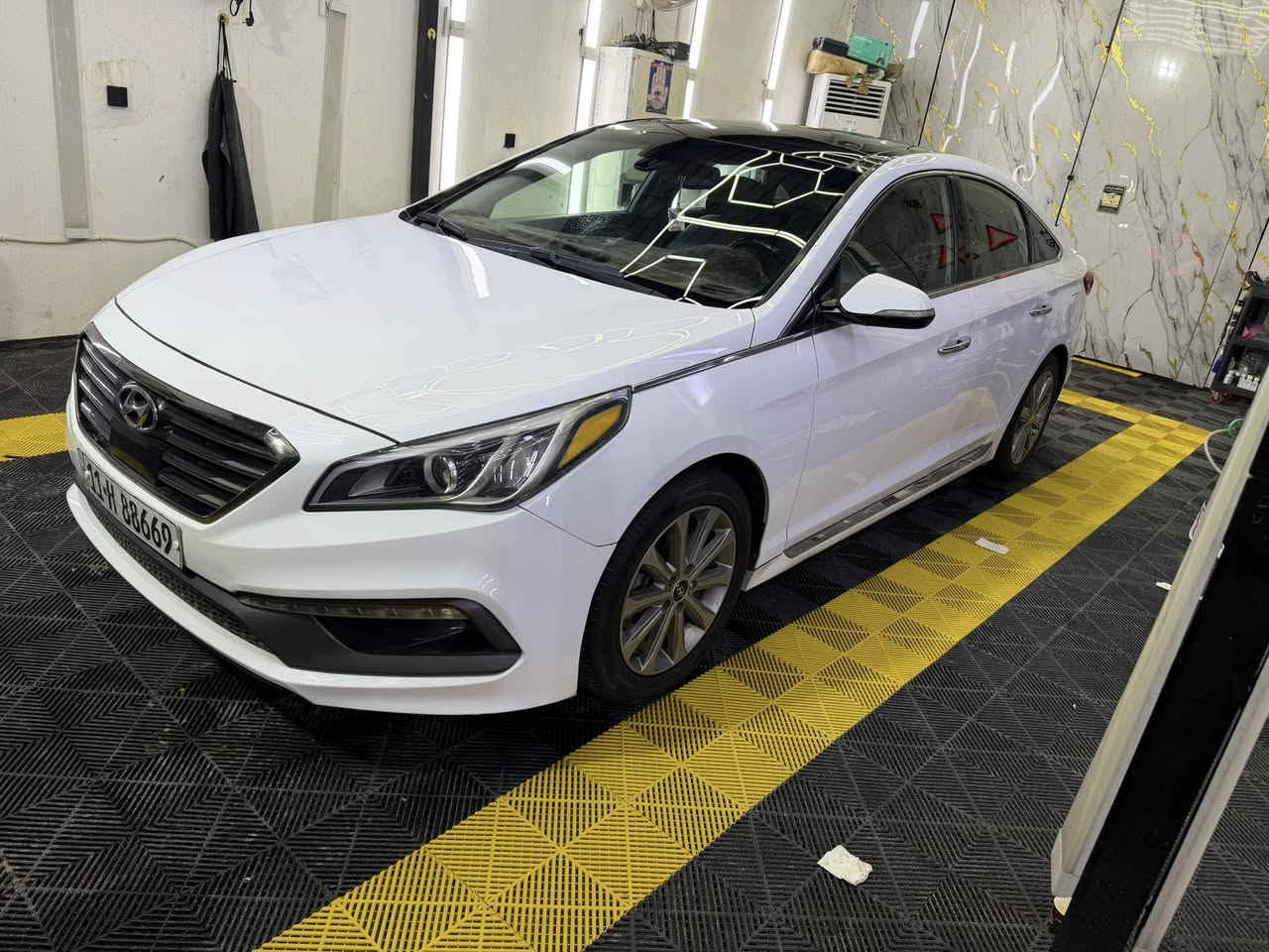 للبيع سوناتا 2016 لمتد   
فول الفول 1/1
رقم بغداد الدولي باسمي تحويل ثاني يوم 
رقم مميز حلو
المواصفات
محرك 2400gdi 
بصمه ابواب و تشغيل 
فتحه سقف بنوراما
كشنات جلد + كهرباء 
رادارات اماميه و جانبيه و خلفيه  
تدفئه تبريد كشنات خلفي امامي + ستيرن
شاشه كبيره + كامره  
حساسات خلفيه 
لدات امامية 
سايد بريك دكمه 
وضعيات قياده 
فول تحكم  
صندوق ذكي   
 اشاير بالمري 
وارد امريكي 
السياره موجود سوناره 
سياره نضيفه  
للاستفسار /  ***********
ملاحظه السياره قطرة معجون مابيه فقط صبغ موضح بالسونار 
—————————————————————
#_السعر /135 ورقة 💰 
                        
#العنوان / الديوانيه     
———————————————
