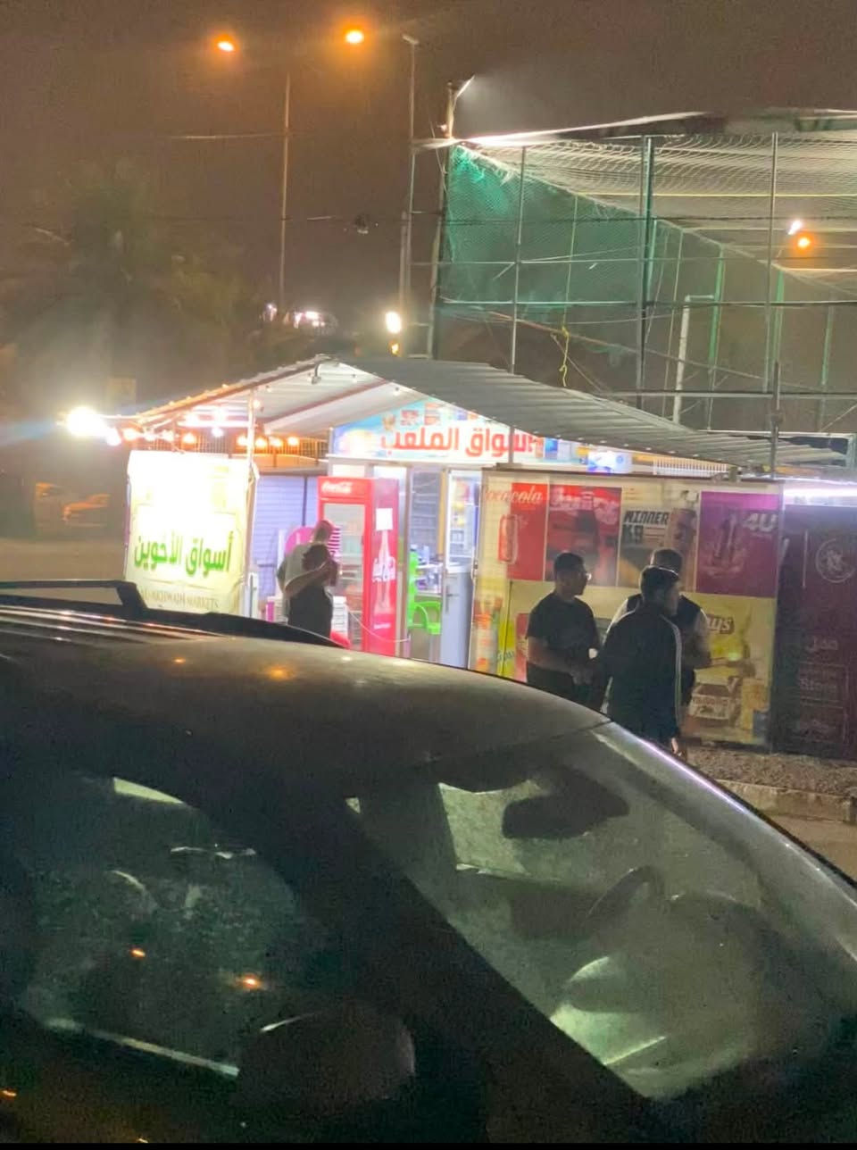 سلام عليكم ورحمة الله اسواق للأيجار على الشارع العام دخلو منطقة حي  العامل قرب ملعب الكابتن سامر سعيد الاسواق من ضمن الملعب قرب الاسواق4مدارس ومحكمة هيه على الشارع العام الحمد لله شغل بيها خير من الله الاسواق كامله جيب مسواك وفتح كهرباء موجودة رفوف موجود برادات موجوده عاوضه سكائر وسبلت الاسواق كبير مع مخزن ***********للتواصل
