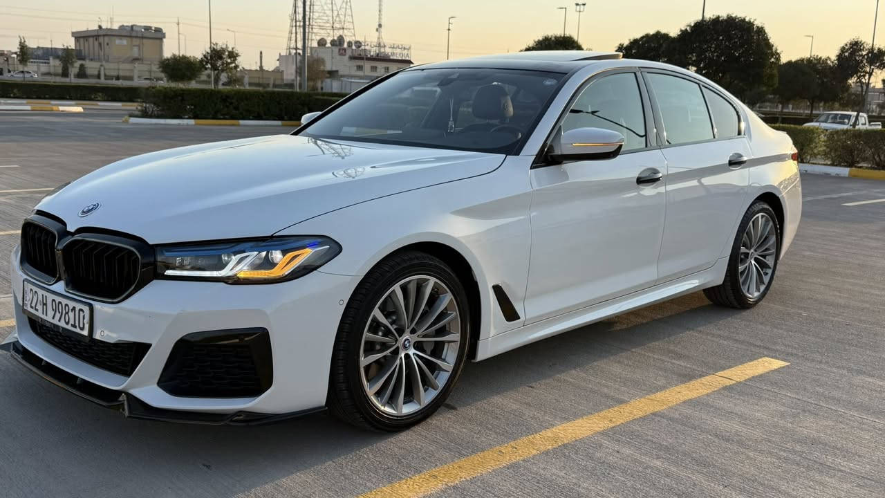 🚗 للبيع: BMW 530i موديل 2021 وارد أمريكي 🇺🇸

🔥 فخامة + أداء + إضافات سبورت مميزة

📌 المواصفات:
- محرك 4 سلندر تيربو (TwinPower Turbo)
- قير أوتوماتيك 8 سرعات
- دفع خلفي (RWD)
- وضعيات قيادة (Eco / Comfort / Sport)
- شاشة كبيرة + نظام iDrive (نظيف 100% وسريع)
- Apple CarPlay
- كاميرا خلفية + حساسات أمامي وخلفي
- فتحة سقف
- مقاعد جلد كهربائية مع ميموري
- إضاءة داخلية متعددة الألوان (Ambient Lighting)
- دخول وتشغيل بدون مفتاح

🔧 الإضافات:
- دفيوزر خلفي
- لحية أمامية
- كفر مرايا جانبية سبورت
- كفر يدات الأبواب
- شبك أمامي بإضاءة LED
- تخم تايل كامل (شكل رياضي مميز)

🛠️ الحالة الفنية:
- المحرك شرط وغير مفتوح
- القير شرط وغير مفتوح
- صيانة منتظمة بوكالة العروش

📊 المعلومات:
- وارد أمريكي
- الممشى: 34,000 مايل
- حادث: ربع بنيد + جام لغ (تصليح احترافي)
- الإيرباق راجع سستم بلد (شغال طبيعي)
- فحص وهزة جديد لغاية 11 / 2026
- استخدام شخصي ونظيف

💰 السعر: 31,000 دولار (ثلاث دفاتر وعشر ورقات)  
💬 قابل للتفاوض للجادين فقط

📍 الموقع: أربيل  
📞 للتواصل خاص أو اتصال
0776 444 4343
‎🔥 سيارة جاهزة بدون صرف — دفع خلفي + نظافة عالية + إضافات سبورت
