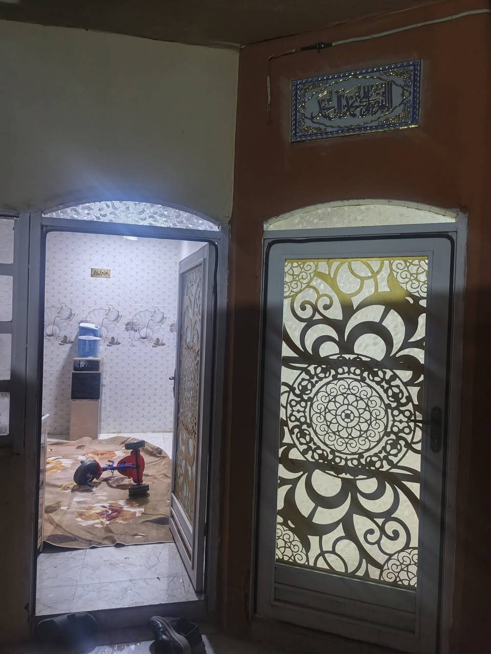 السلام عليكم
بيت للبيع مجمع الصدريين اقرب نقطة دالة مشروع ماء باشبيته من مدخل عمود ٧٧ مساحة 110 متر غرفتين وهول ومطبخ ومشتملات وغرفة فوك كامل ارضية بورسلين وسيرامك 120 جدران بيت كامل للتواصل على الرقم ***********
