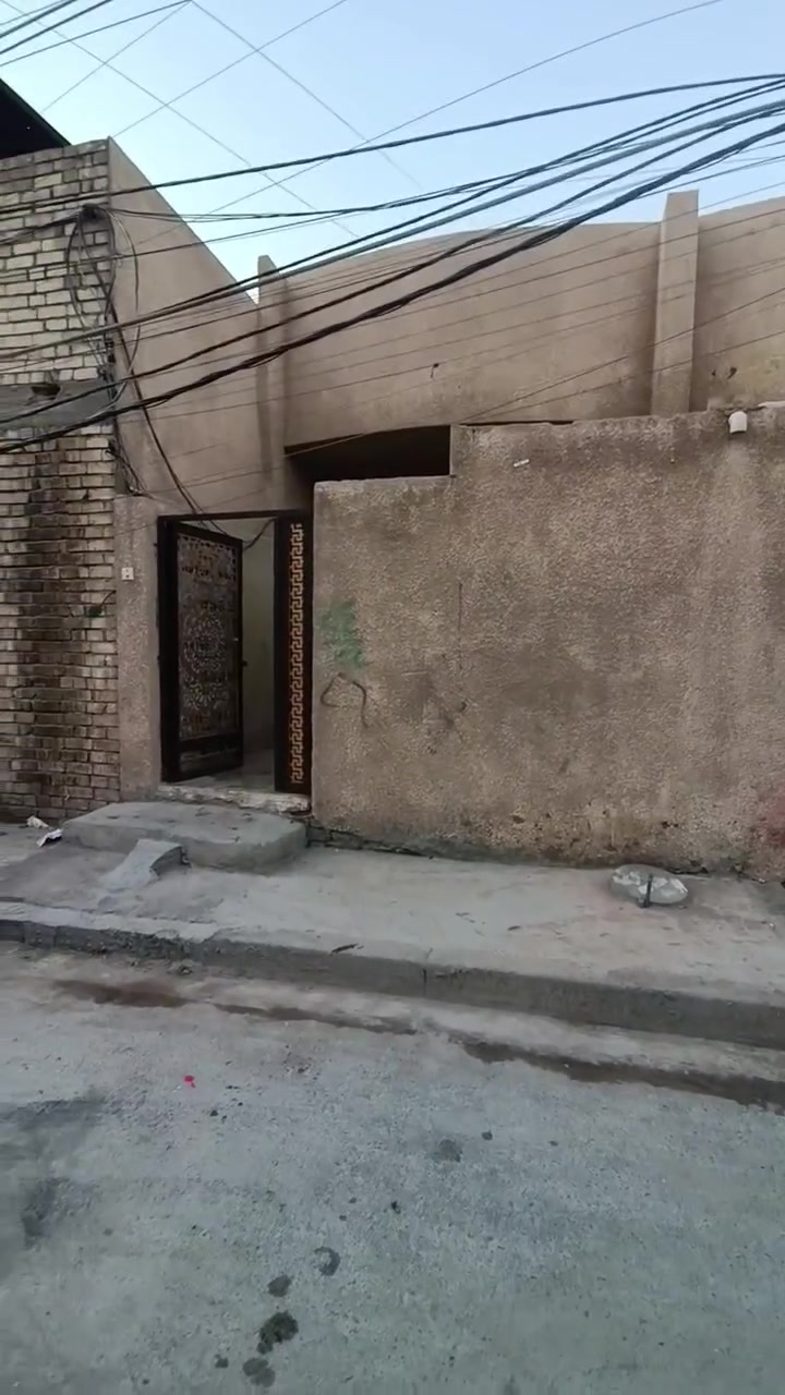 السلام عليكم توفر عندي بيت 114 متر جبهه 4ونص/ نزال 27 /زراعي البيت طابق واحد منطقة كامله كل الخدمات مي مجاري كهرباء تبليط موقع البيت البلديات الضباط خلف الصحفيين قرب مدرسه زين القوس منطقة حي الامير 
للاستفسار *********** الرد واتساب ماسنجر أو الاتصال على الرقم حسن للعقار

