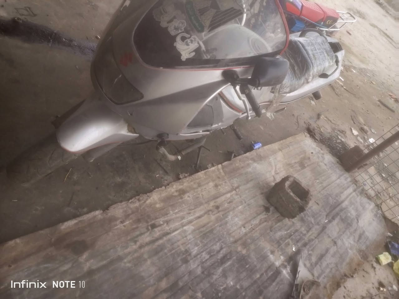 السلام عليكم
بطح سازوكي قرش 400 شغاله كلشي ما بيها بس كطعة نار فجأه ومحد يعرف علتها وين سعره 375 قفل 
مكانها الانبار الكرمه 
هاتف ***********
واتساب /***********
