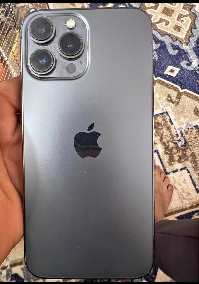 الشاشة: شاشة 6.7 بوصة OLED بدقة 2778 × 1284 بكسل (458 بكسل لكل إنش)، مع تقنية ProMotion (معدل تحديث يصل إلى 120Hz).
المعالج: شريحة A15 Bionic، بتقنية 5 نانومتر، ومعالج رسومات 5-core GPU لأداء فائق السرعة.
الكاميرا: ثلاثية خلفية (12MP رئيسية بفتحة عدسة ƒ/1.5، و12MP واسعة للغاية ƒ/1.8، و12MP تقريب 3x ƒ/2.8) مع مستشعر LiDAR، وتصوير ماكرو، ونمط ليلي، وتصوير فيديو سينمائي.
البطارية والشحن: بطارية بسعة 
4373
4
3
7
3
 مللي أمبير، تدوم حتى 28 ساعة من تشغيل الفيديو، وتدعم الشحن السريع بقوة 20 وات والشحن اللاسلكي MagSafe.
التخزين: سعات تخزين متنوعة ، 256GB
الهيكل والحماية: واجهة Ceramic Shield، ظهر زجاجي، إطار من الفولاذ المقاوم للصدأ، ومقاومة للماء والغبار بمعيار IP68.

ملاحظات الكامره (0.5)واكفة
ضهر بي فطر بسيط
صحت بطارية جهاز 84% 
مكاني ديالى الحويش قرب مطعم سامان 
لايوجد توصيل 
*********** بلاد, صلاح الدين
