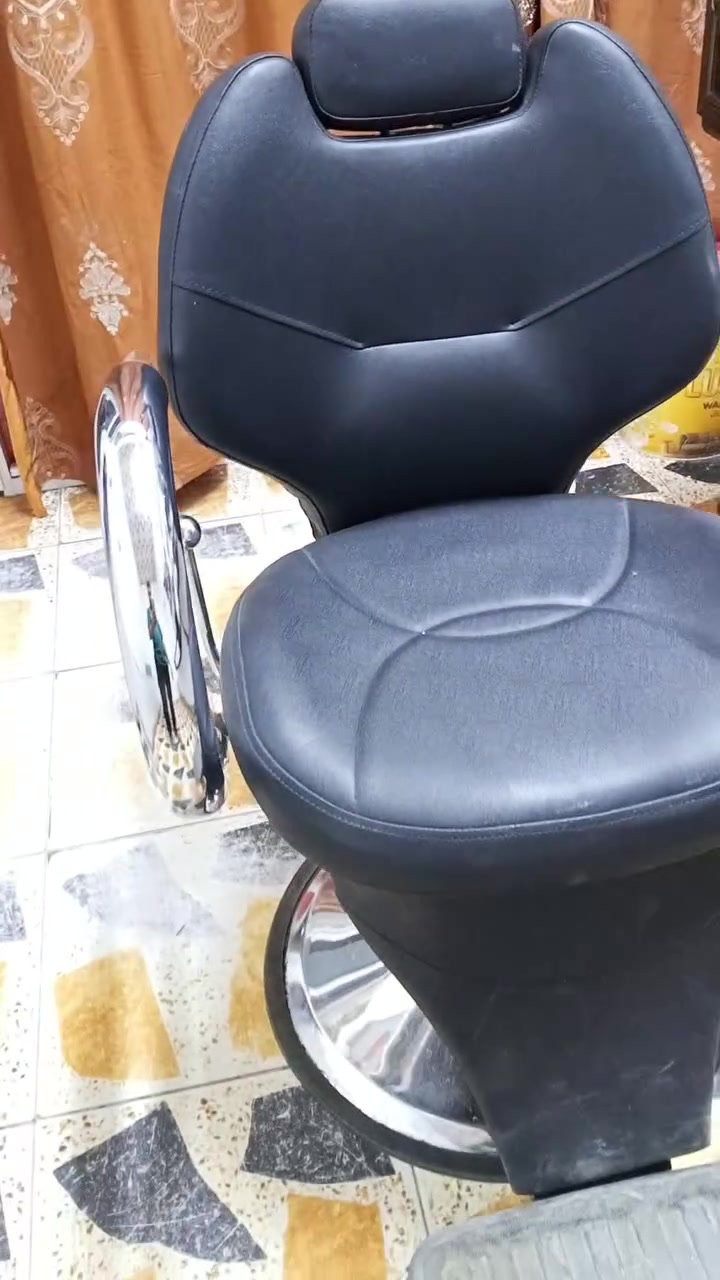 سلام عليكم شباب غراض محل حلاقه للبيع للشراي كرسي جديد صارله شهرين جديد والغراض نظيفه ومكاين بأنسب الاسعار ونظيفه كذلك الي يحب يتفضل يتصل على رقمي ***********
