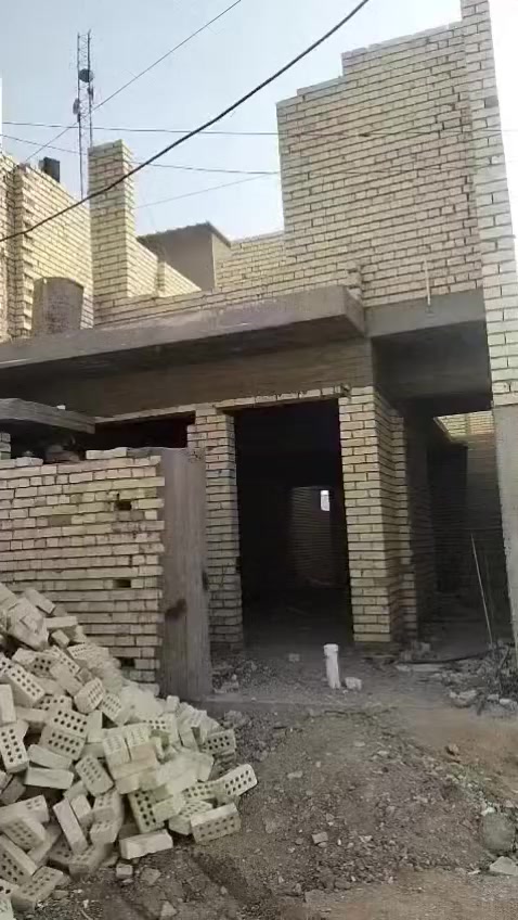 دار للبيع مساحته 125 متر الواجهة 6 وربع والنزال 20 منطقه الالف المفروز مقاطعة 2 على 10 شارع 15 قرب الدلال أبو رضا خامس قطعه عن الشارع رقم القطعة 1408 وتحتوي على اجازه بناء يوجد خدمات كامله عده التبليط السعر 150 وبي مجال للاستفسار على الرقم ***********
