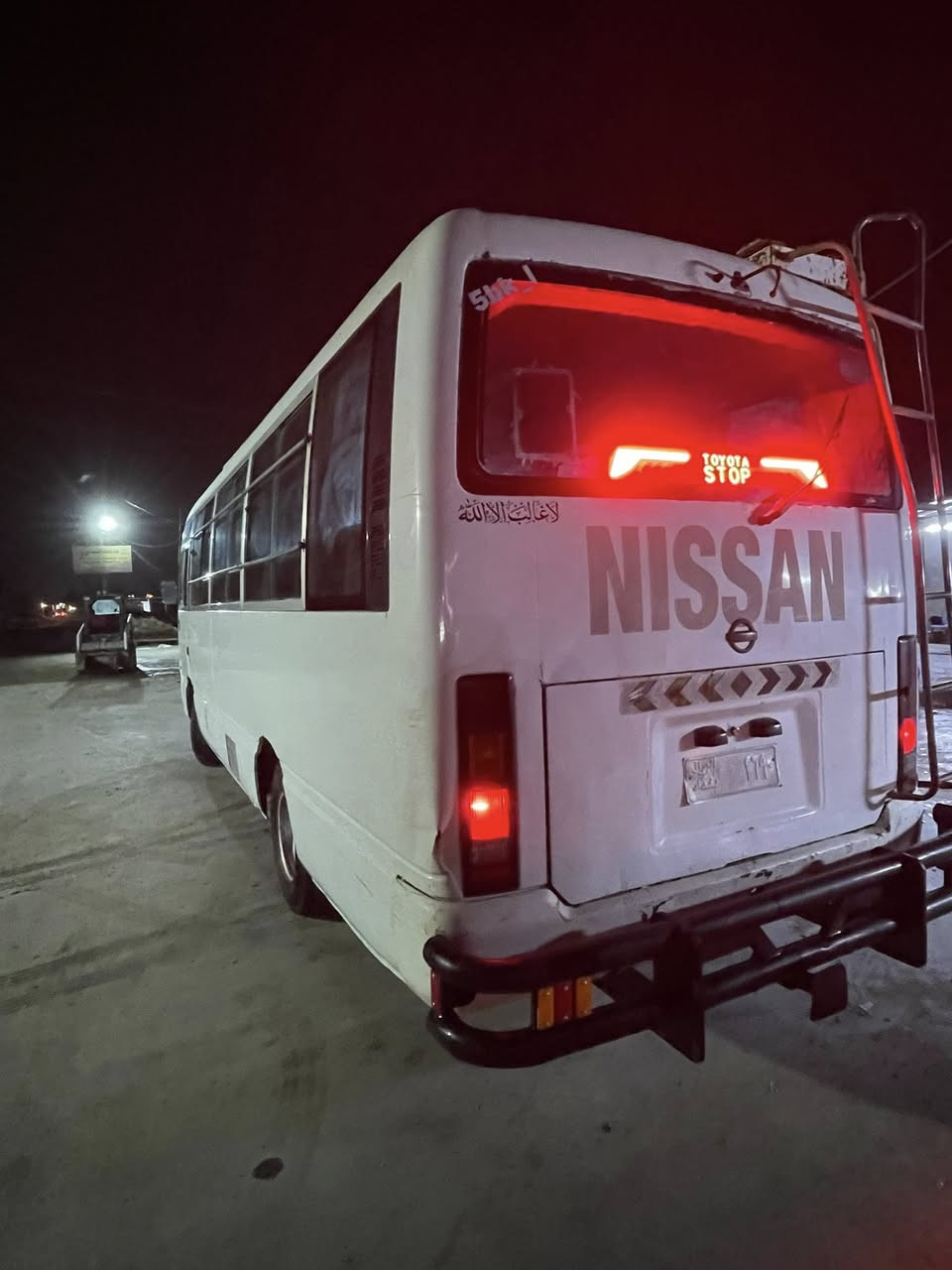 السلام عليكم كوستر نيسان الطويلة كوستر موديل ٢٠٠٣ كاملة مكملة مكينتها بلادية كاز ٦ سلندر درع خلفي سباية درج صطاب خلفي تخم تاير  حديد سيارة بسمي تحويل ثاني يوم كاملة السيارة كل نقص مابيها معروضة ١٦٠ بيها مجال رقمي ***********
