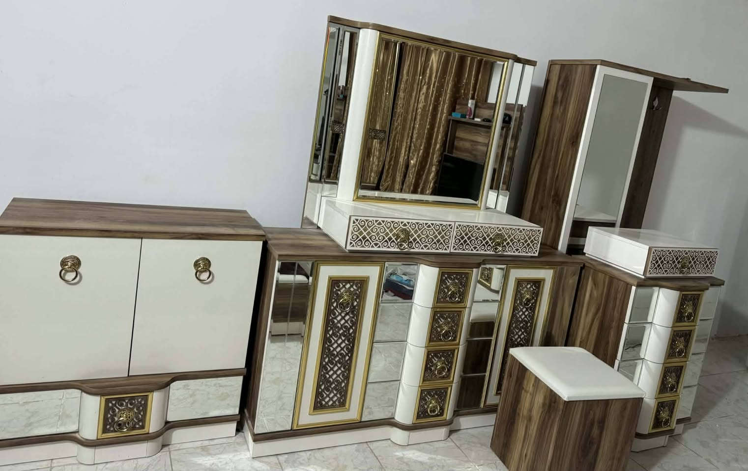 غرفة نوم 9قطع نوع تركي جديده خشب ثقيل شخط مابيه السعر 1٫650للستفسار اكثر اتصال ***********
