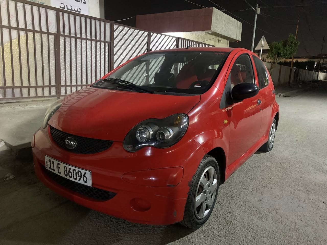 إسلام عليكم بي واي دي موديل 2013 ماشيه ١١٠ سياره مقفوله من التبديل والصبغ شاشه بصمه زنون عالي مابيه كل نقص تبريد ثلج كير عادي ارقام سنويه هزه كله جديد بسمي  عارضه ٣٨ بيه مجال بسيط مكاني الدوره شارع ٦٠ رقم هاتف ***********
