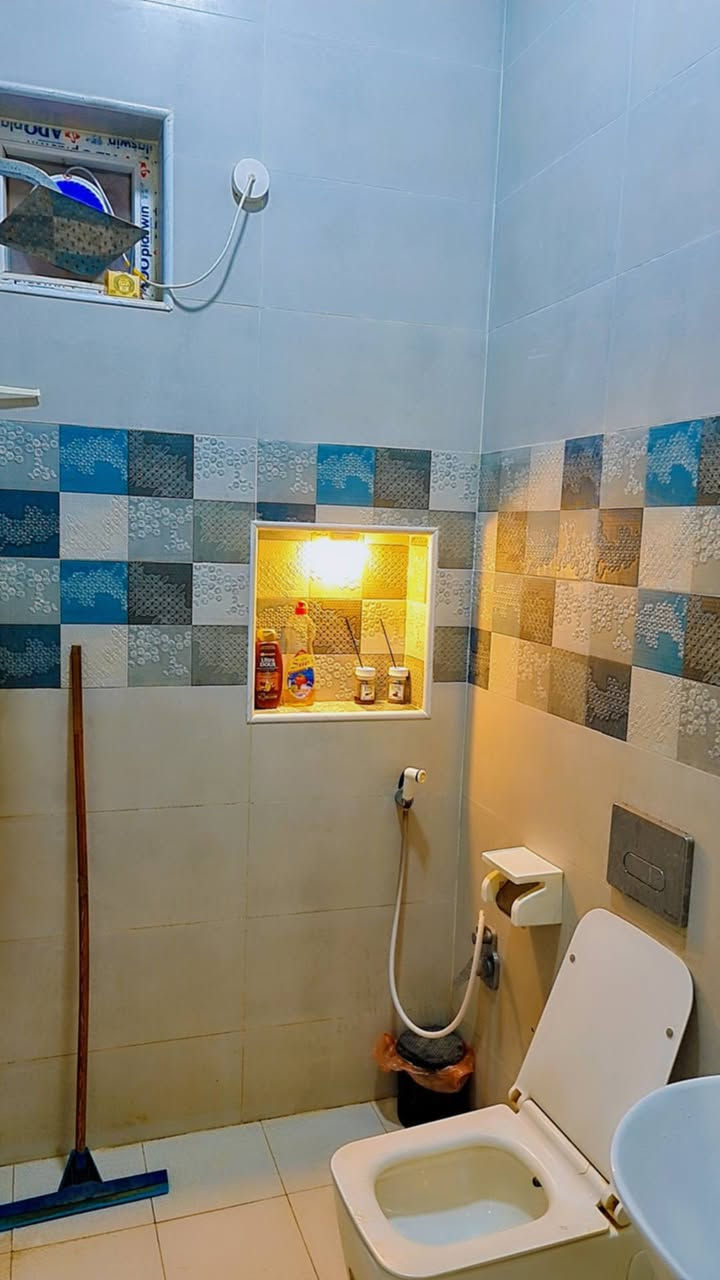 #اعلان_رقم1
🏠 عرض عقاري مميز  بناء حديث من
 #مكتب_الخارطة_العقارية
موقع يجمع بين الهدوء والأقرب من الخدمات.
__________________________________
📍العنوان والدلالة:
المنطقة: حي الامام .

الموقع: قريب جداً من جسر الثورة .

نقطة دالة: بالقرب من مدرسة الزهاوي .

📏 تفاصيل العقار:
المساحة : 114 م².

الواجهة: 5 م.

النزال: 22.8 م.
___________
#البناء
يحتوي الارضي على غرفه وصاله وهول ومطبخ ومجمع صحيات داخليه وخارجيه وطارمه
ويحتوي في الطابق الثاني ثلاث غرف ومجمع صحيات وسطح.

حالة العقار: بناء حديث (جاهز للسكن).

💰 للحجز والمعاينة:
مكتبنا في خدمتكم للإجابة على كافة استفساراتكم: 📞 اتصال / واتساب: ***********
