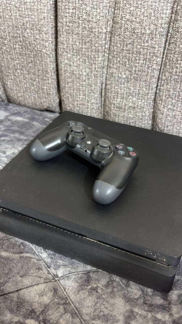 بلي فور سليم ps4 اونلاين مع كامل ملحقاته واير ويدة بدون كارتونه 
نظافة 90‎%‎ 
سعرة 225 الف 
للتواصل ماسنجر او على الرقم 
***********
توصيل موجود او موقعي صلاح الدين تكريت
