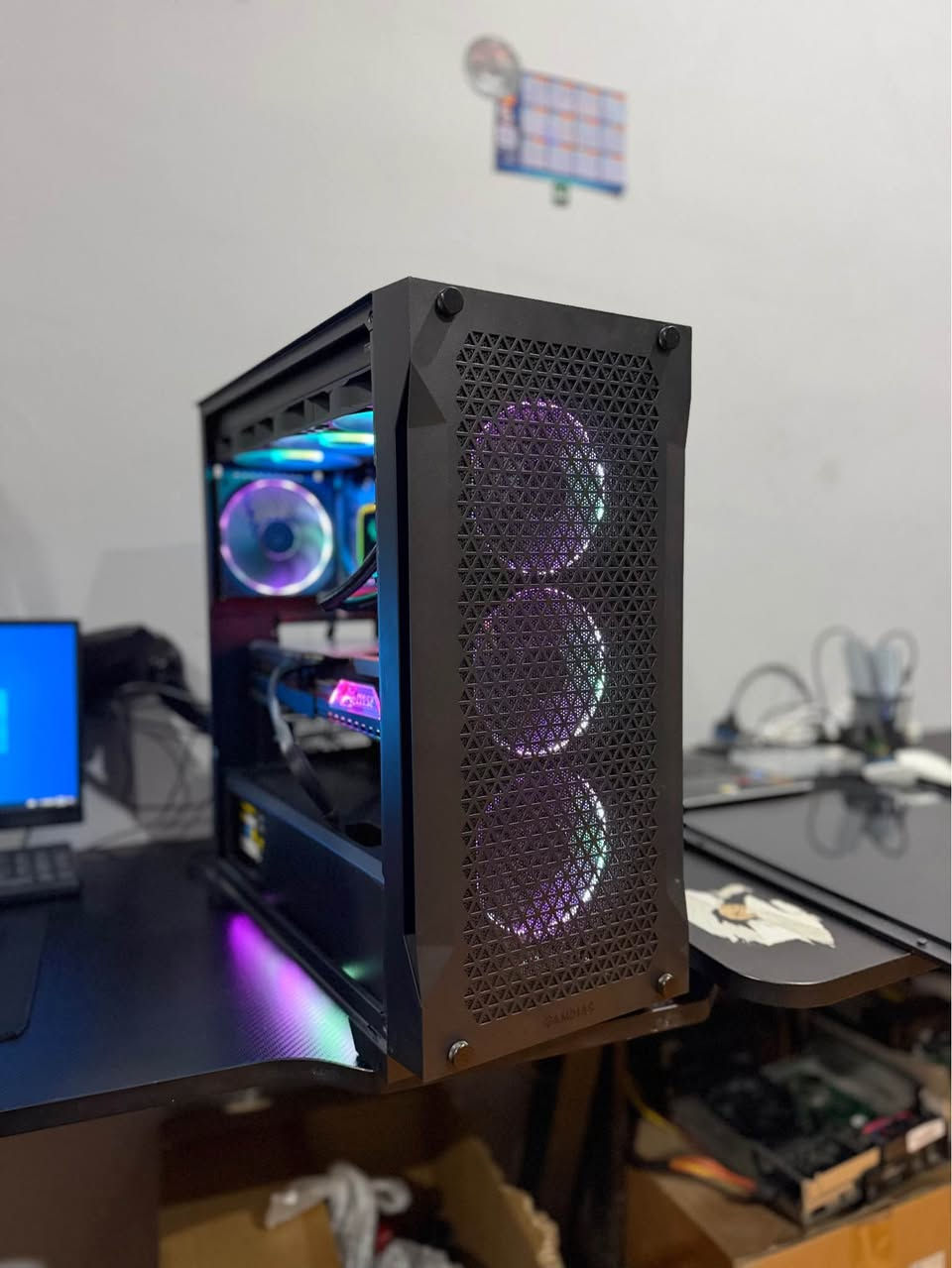 CPU:  RYZEN 5 7600X 6-CORE PROCESSOR
GPU:  RTX 5070 12GB MSI GAMING TRIO 3FAN RGB
MOTHERBOARD:  B650 MSI GAMING WHITE DDR5 RAM:  2*16 32GB CORSAIR VENGEANCE 6400HZ
WATER COOLER:  DEEPCOOL 360MM BLACK
HARD:  NVMe M.2 1T
POWER SUPPLY:  750W GOLD SEGOTEP PCEL5
CASE:  GAME MAX RGB BLACK 4FAN ZOR RAQ

کەیسێکی زۆر زۆر بەهێز بۆ هەموو ئیشێک دەبێت زۆر بەهێزە 
زەمانی ٣ مانگی هەیە 
گەیاندن بۆ هەموو شوێنێک هەیە 
نرخی 1450$
***********
*********** أربيل, العراق
