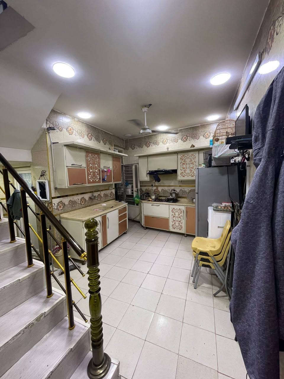 السلام عليكم

بيت للبيع مساحه 50متر كامل من كلشي بس الواجهيه 

بين الصحه والستين يريد الاستفسار***********  واتس اب
