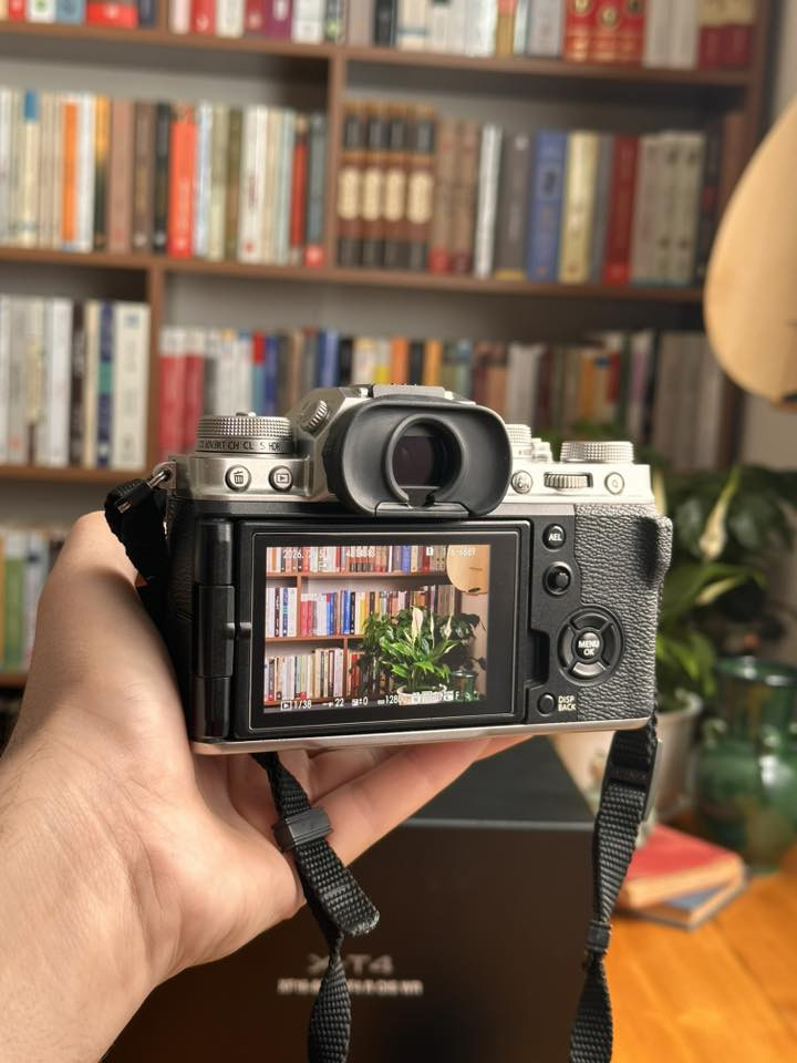 للبيع
كاميرا فوجي x_t4 
مع عدسة فوجي 16_ 80 
+ بطارية الاصلية + باكيتها 
نظيفة جدًا أستعمال قليل 

السعر مليون وسبعمائة الف 
  ١٧٠٠،٠٠٠

رقمي ***********
