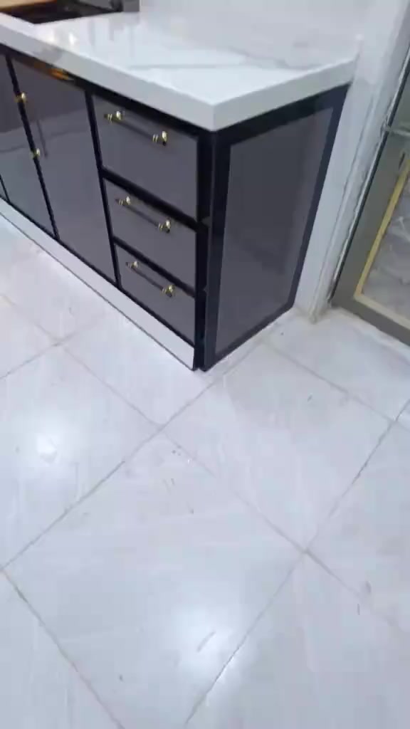 🍴✨ مطبخ ألمنيوم من أعمالنا ✨🍴
إن شاء الله ينال إعجابكم 🤍

🔹 مواصفات:
🇹🇷 خامات تركية عالية الجودة
🪵 محشّى بالخشب لثبات ومتانة أكثر
💧 دواخل فوم ضد الماء
🎯 التصميم والتنفيذ حسب طلب الزبون

📞 للاستفسار والتواصل:
عبر الصفحة 📩 أو الاتصال على الرقم:
*********** 📱العنوان كوت دور العمال
