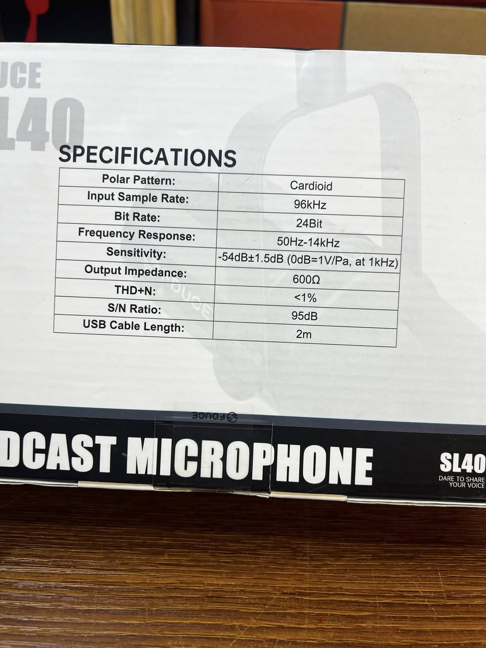 ميكروفون البودكاست الديناميكي FDUCE SL40، وهو خيار اقتصادي مشهور يجمع بين الاتصال الرقمي والتماثلي. 
المميزات الرئيسية للميكروفون:
اتصال مزدوج (Dual Interface): يدعم التوصيل عبر USB-C مباشرة بالكمبيوتر أو الهاتف (Plug & Play)، أو عبر XLR للربط بأجهزة الصوت الاحترافية والميكسرات.
تقنية عزل الصوت: يستخدم تقنية المعالجة الرقمية لتقليل الضوضاء الخلفية وتوفير صوت نقي للبودكاست والبث المباشر.
التحكم المباشر: يحتوي على زر كتم صوت (Mute) يعمل باللمس، ومخرج سماعة رأس (3.5mm) للمراقبة المباشرة للصوت بدون تأخير (في وضع USB).
تصميم متين: هيكل معدني بالكامل يوفر حماية جيدة وشعوراً بالجودة العالية
السعر 65 الف


**إذا كنت صاحب هذا الإعلان وتريد حذفه لأي سبب، رجاءا أرسل رسالة إلى الدعم الفني**