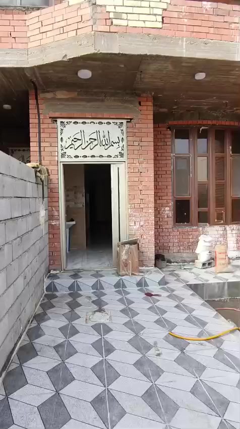 اعلان متوفر اربع مشتملات للايجار  طابق ارضي وطابق ثاني  بناء جديد زيرو ما مسكونات في منطقة دور المخابرات على شارع مباشر يتكون لكل مشتمل استقبال ومطبخ وصالة وغرفتين نوم ومجموع حمامات داخلية وخارجية حديقة كراج طابق ثاني استقبال مطبخ صالة وغرفتين نوم ومجموع حمامات مساحة 150 متر ايجار طابق الارضي 500قفل طابق ثاني 450 للاستفسار الاتصال على الارقام التالية *********** استاذ عمر 
‏‪***********‬‏ ابو ياسر
