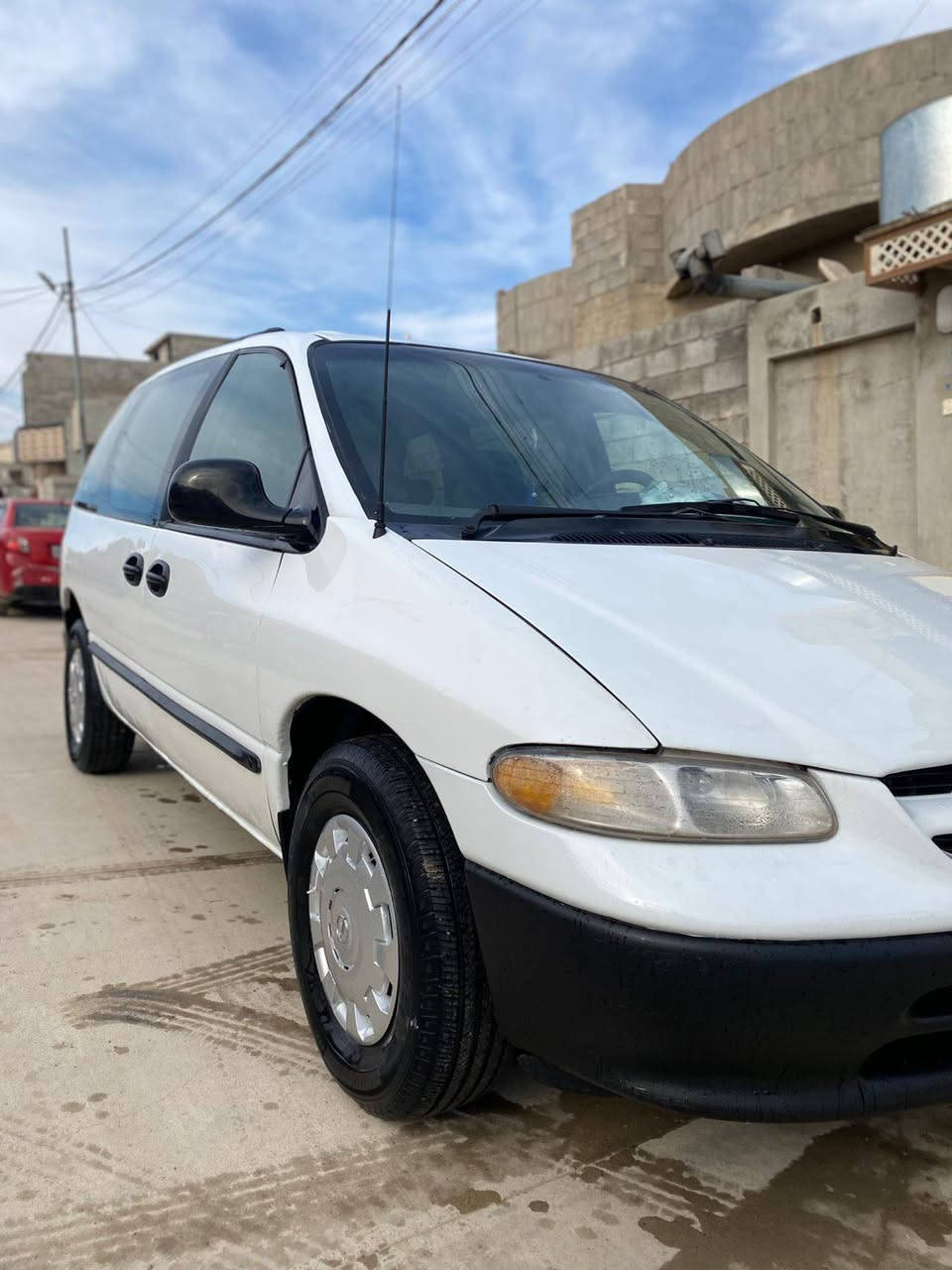 السلام عليكم...  دوج كرفان موديل 96
اني صاحبها الشرعي 
صبغ حزام جماليه 
تغليف ارضيه +تغليف سقف قبل سبوع كملتهم 
طخم تاير جديد 
سياره نضيفه 90٪ 
السعر (50) 
غير متواجد على الفيس 
رقم الهاتف ***********
