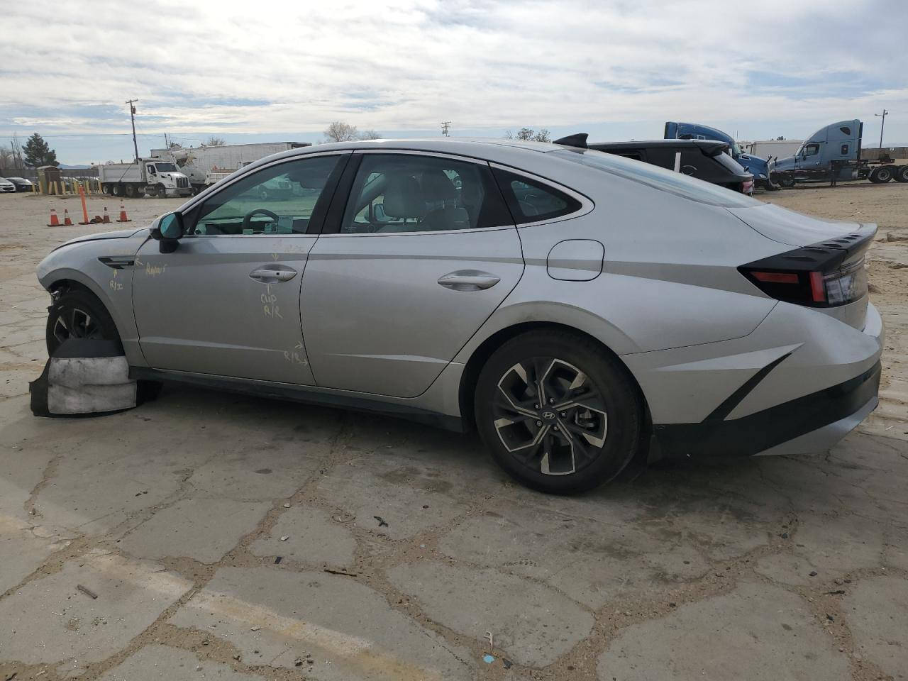 سلام عليكم هونداي سوناتا لبيع فقط موديل 2024 حادثه بس دعاميه وقليل بجاملغ بدون ايرباك سعر 210 وبيه مجال موبايل 📱 ***********
