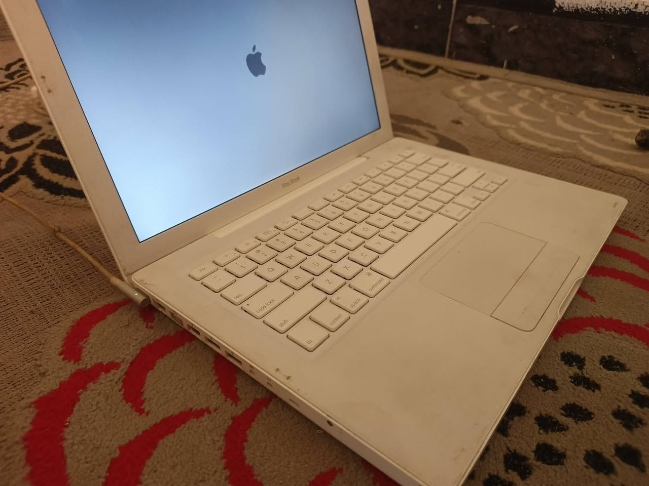 لابتوب ماك بوك انتيكة الابتوب شغال ونضيف نسبه ٨٠ او ٩٠٪١٠٠ للبيع الشاحنه الاصليه وياهه السعر ٨٠ وبيهه مجال بسيط ***********
