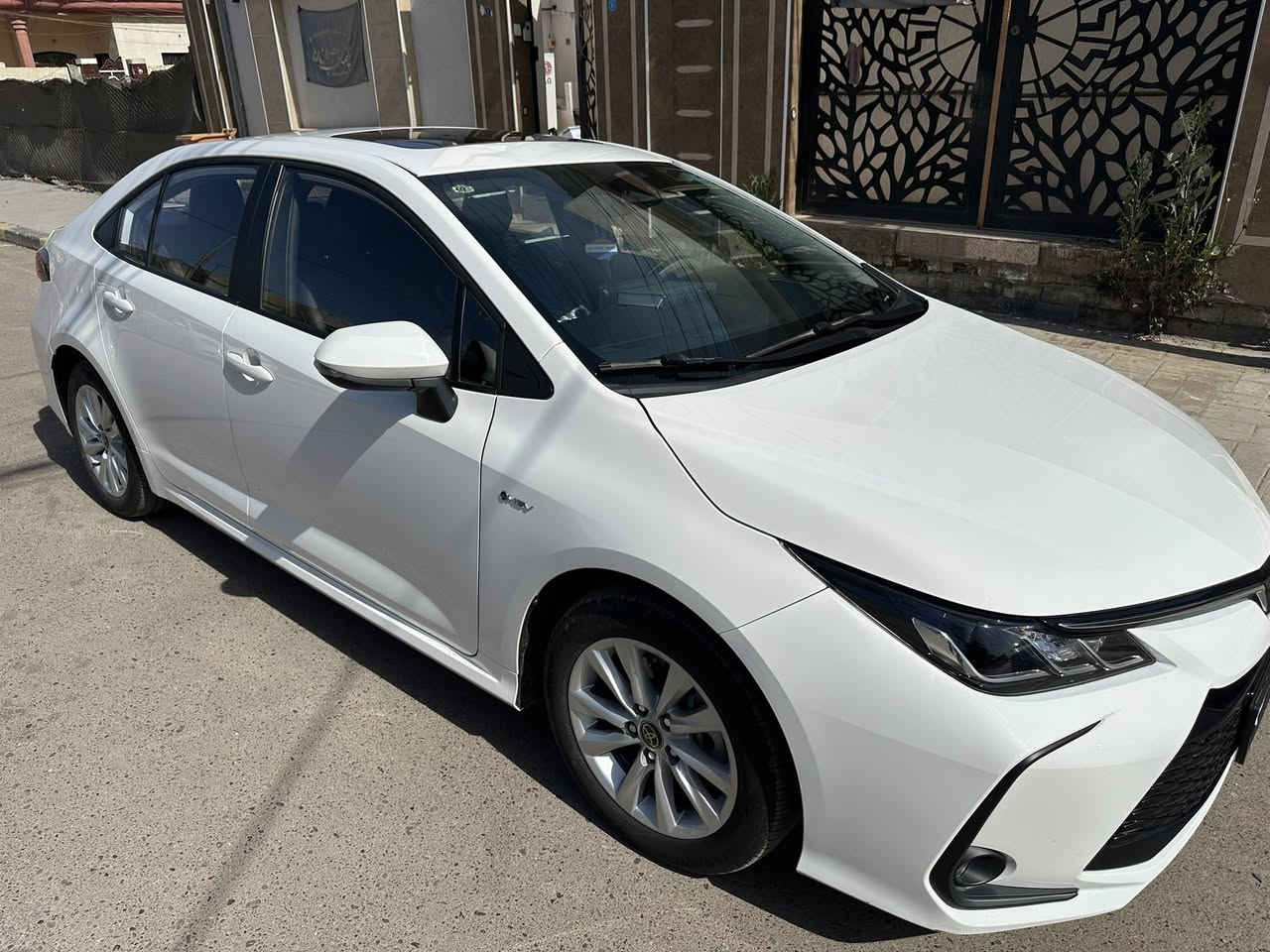 كورولا هايبرد ٢٠٢٥ الشكل الخليجي
كفالة عامة فول ١/١ 
مواصفات المعروفة : بانوراما ، تحكم ليد لايت امامي ، تحكم مري ، قيادة مسار ذاتية ، مثبت سرعة وكروز ، كاميرا خلفية. ماشية ١٣،٢٠٠ كم سيارة خير من الله 
سنوية باسمي تحويل ثاني يوم 
مكاني بلد /صلاح الدين 
السعر ١٥٥ وبي مجال للشراي 
***********
