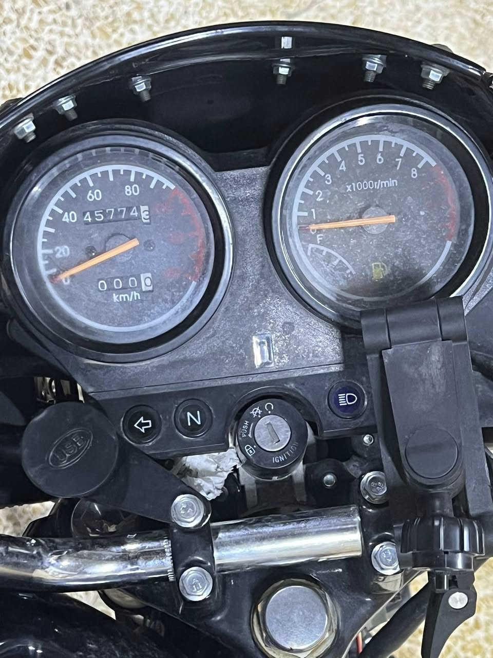 دايوان للبيع
السعر ما يحتاج اكلك مليونين ومية وانزل عل مليونين قفل مليونين من الاخير 
نقوصات قمجة كيج سرعة 
باتري وقبغ باتري 

محرك شرط والباقي تجي تفحص وتشوف اذا عجبك اشتري شرط التحويل 

التواصل واتساب ***********
