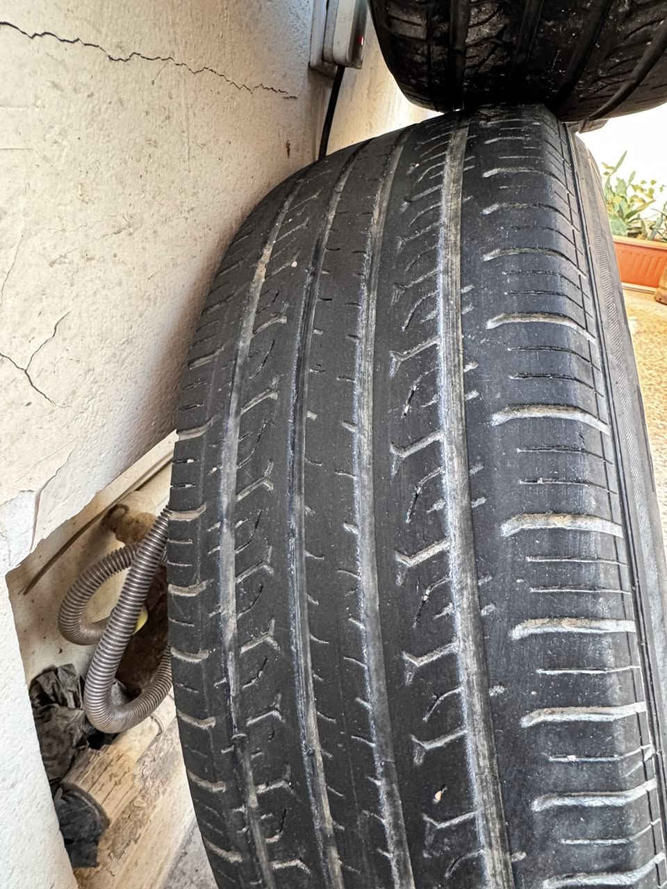 السلام عليكم تخم تاير هايلندر القياس 235/56/18 نظيف جداً 3 صيني كانترا انتاج 23 واحد تويو ماليزي انتاج 22 
عل فحص والظمان اشد وتفحص السعر 125 الف وبيهم مجال للشراي ***********
