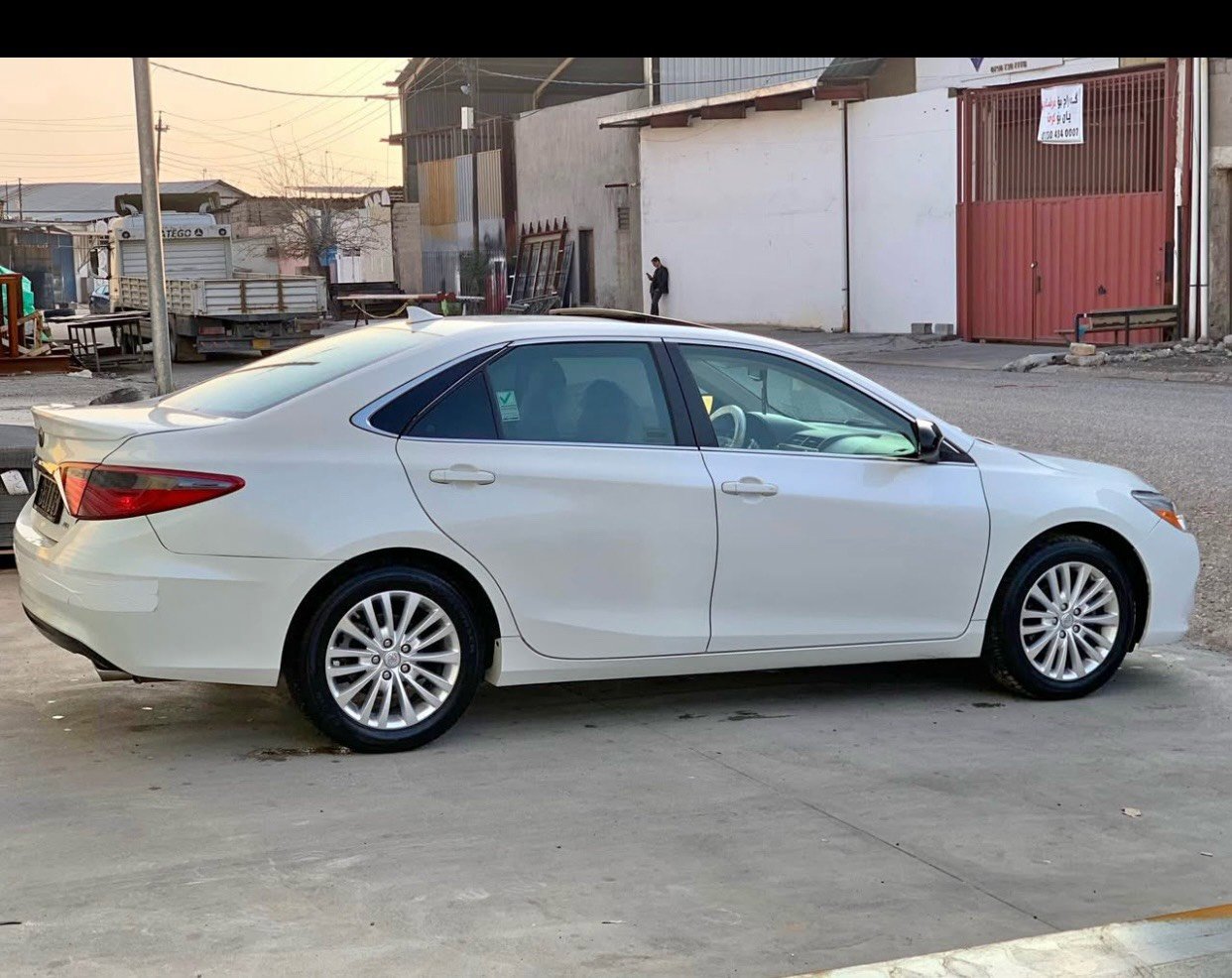 للبيع سيارة تويوتا كامري نظيفة جداً، لونها أبيض بحالة ممتازة. موديل حديث مع تصميم أنيق ومريح. اقتصادية في استهلاك الوقود وتتميز بأداء عالي في القيادة. تواصل معنا للمزيد من التفاصيل والاستفسارات.