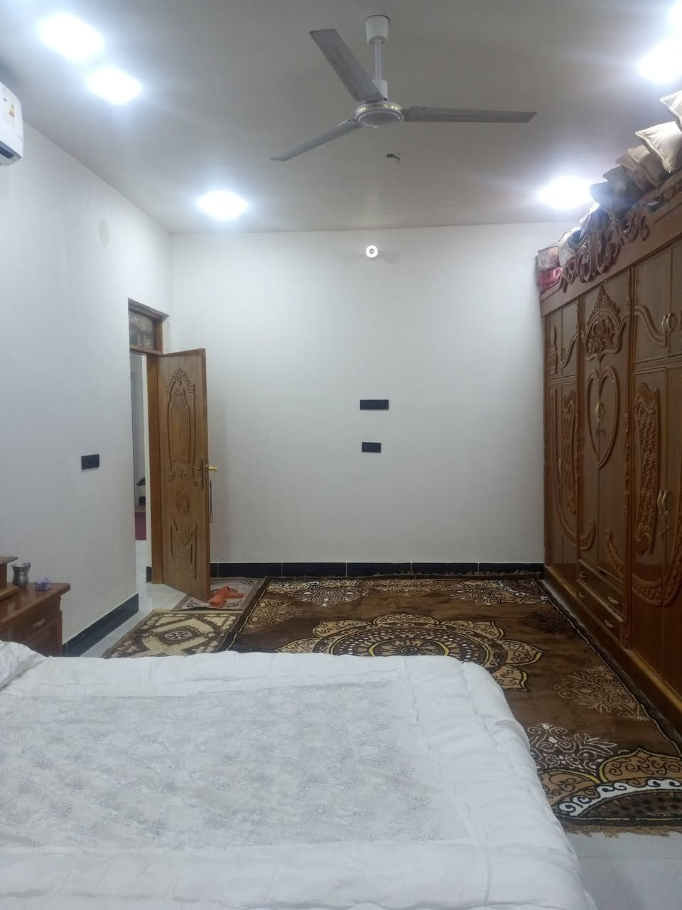 السلام عليكم بيت لبيع بناء ٢٠٢٥ طابقين
المساحه ٢٠٠متر طابو
 العنوان الكرادي قرب مستشفى العزل
يحتوي المنزل الكراج طول ٥ونص والعرض ٥ونص
استقبال طول ٩صافي والعرض ٤صافي
مطبخ طول ٥وربع والعرض ٤ 
صاله طول٦ مع تباع ٣امتار درج. مع كندور٢متر
عرض الصاله ٤صافي
مع غرفتين نوم في الطابق الارضي 
وحده.  طول ٥وربع والعرض ٤
والثانيه طول ٥وربع والعرض ٣
الحمام الداخلي 2*2
حمام خارجي 2*1ونص
الطابق الثاني يحتوي عل 3غرف نوم وصاله وحمام 
اضافه الى الغرفه 4سطح بيها درج خارجي 
الغرفه لاوله طول 7والعرض 4
الغرفه الثانيه الطول 5ونص والعرض 5ونص
الغرفه الثالثه 5وربع  والعرض 4
اضافه الى مناور 2

رقم صاحب المنزل***********
