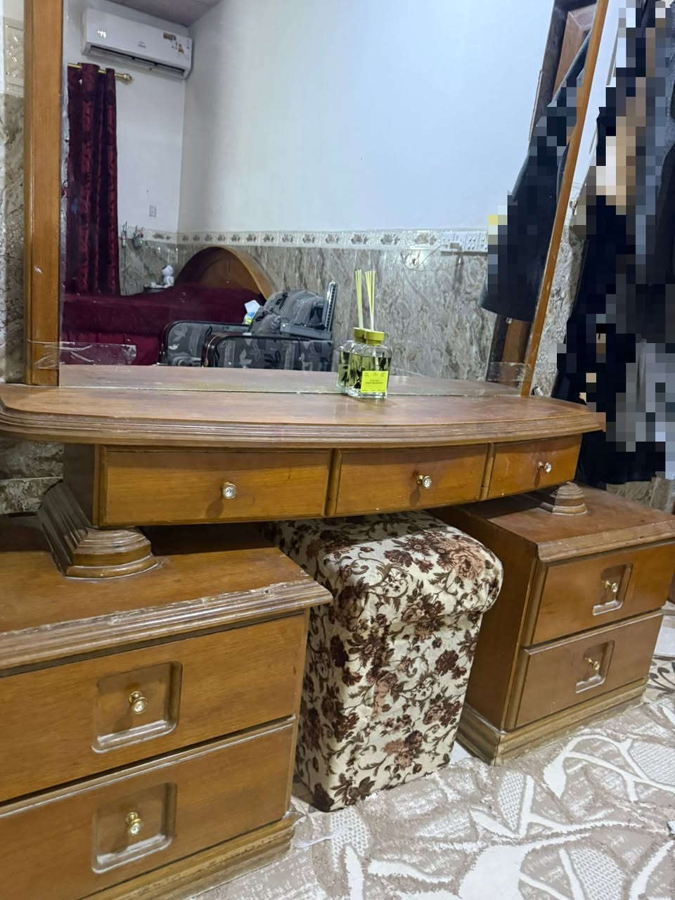 السلام عليكم ورحمه الله وبركاته . غرفه اخشاب نظافه جيده للبيع صاج مثل ماموجود بالصوره. رقم الهاتف . ***********
