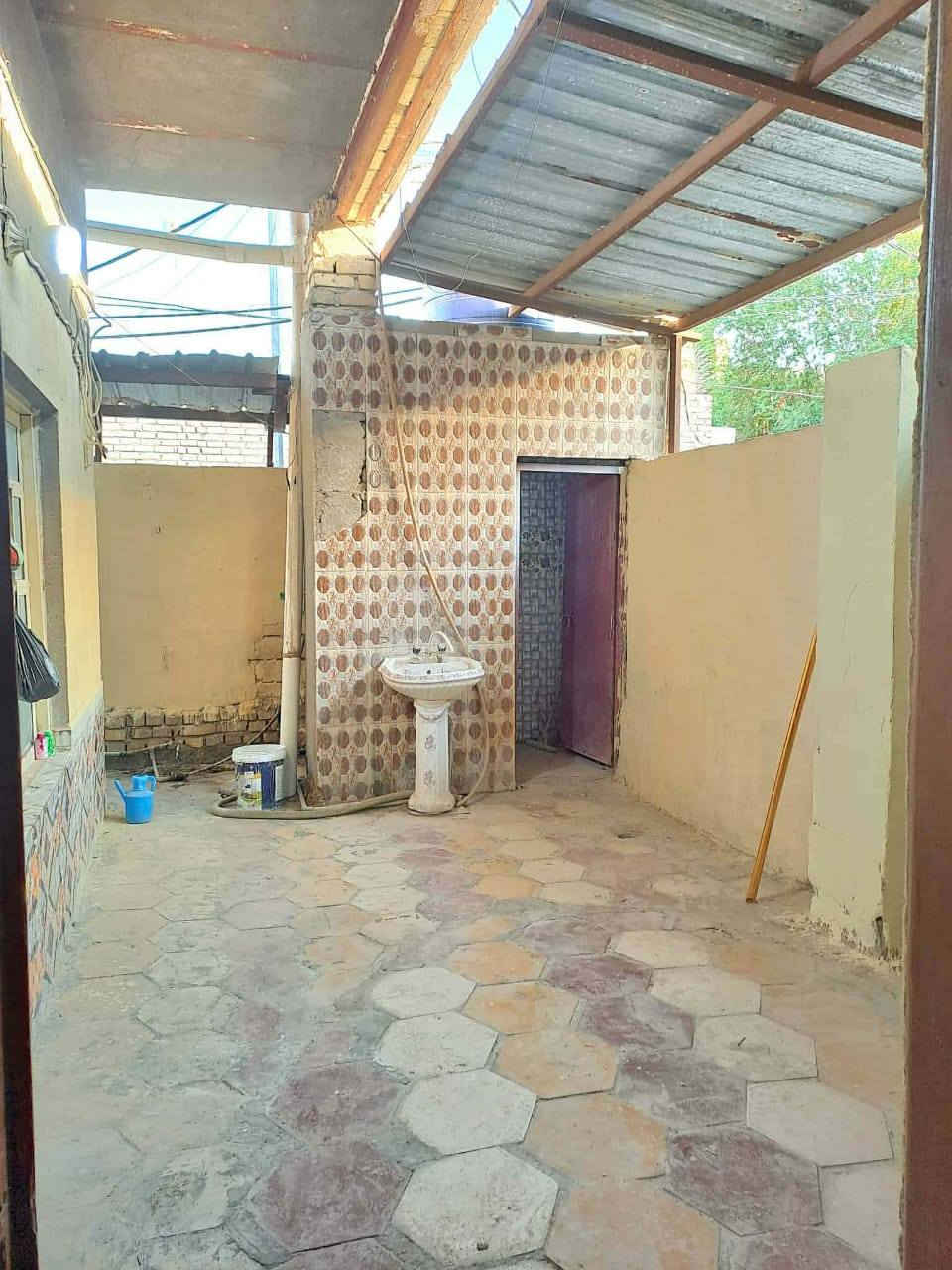 📌بيت مساحه ١٥٠ متر ركن زراعي
📌فرمستون عكاده طابقين 

الطابق الاول:
📌غرفه+صاله+مطبخ+ديوانيه +صحيات داخليه وخارجيه

الطابق الثاني :
📌غرفتين +صاله +صحيات 

البيت فارغ حالياً وجاهز للسكن 

📍العنوان
سوق الشيوخ_البطاط شارع الفرن _مقابيل ام علي الجوايه بالضبط ....لاستفسار. ***********اتصال +واتساب
***********اتصال +واتساب.  نستقبل جميع العروض في مكتبنا الكائن في حي الحوادين قرب مدرسة شريف الرضي
